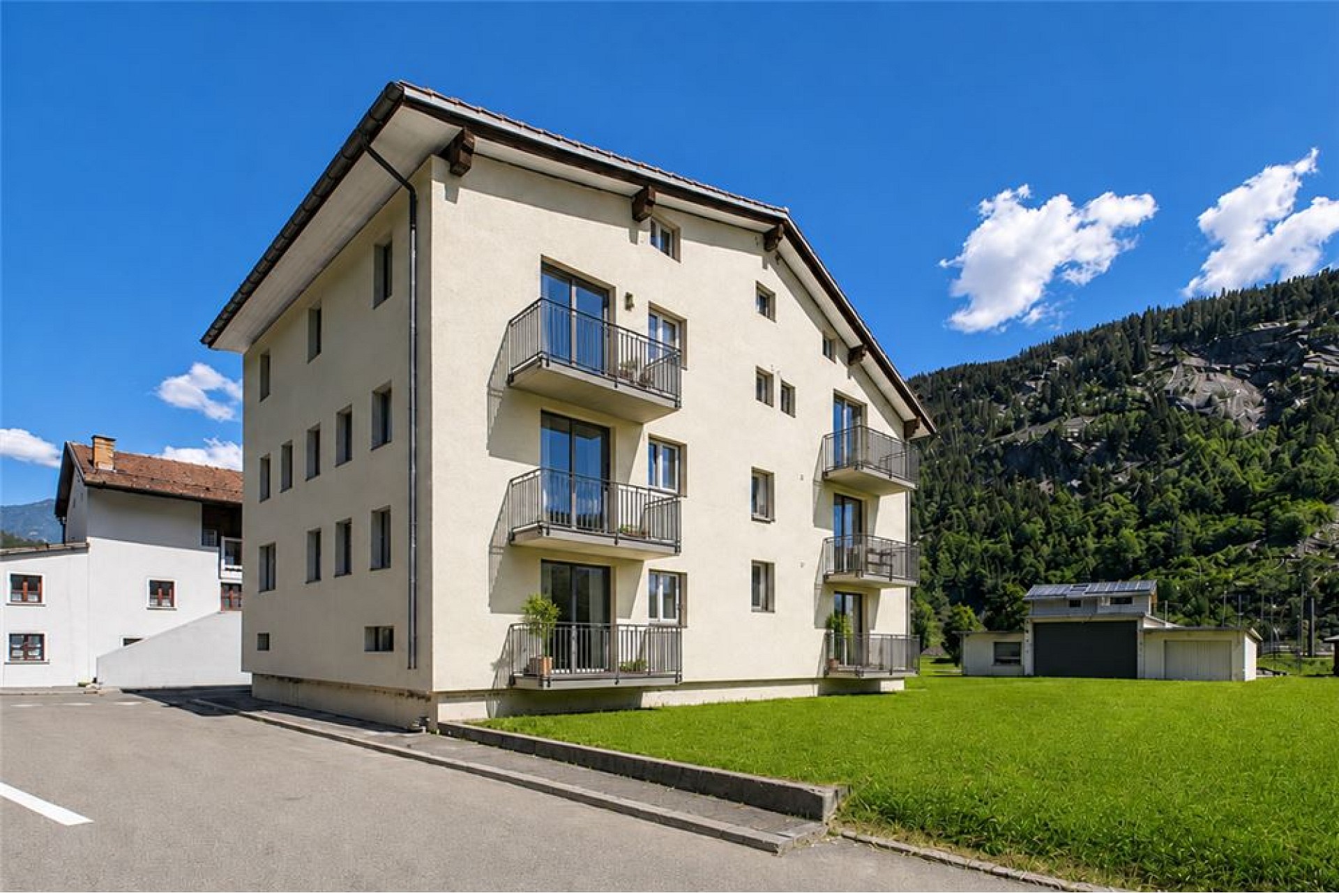 Mehrfamilienhaus mit Balkonen in alpiner Lage