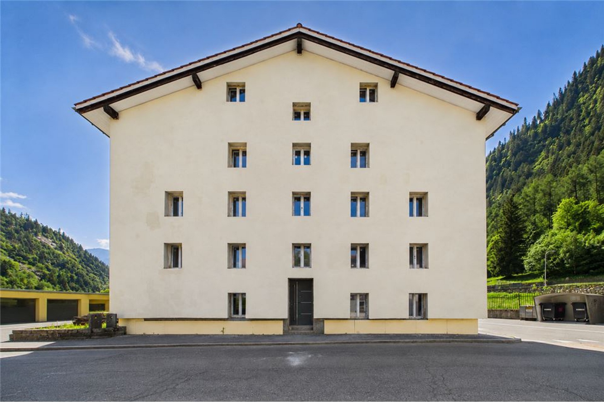 Mehrfamilienhaus mit Satteldach in Berglage