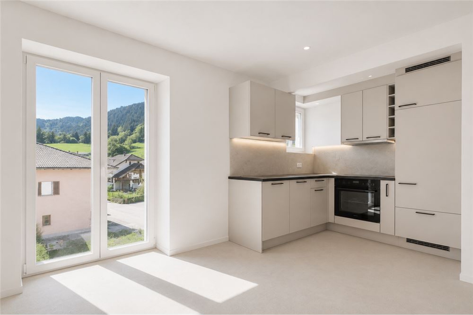 Helle, moderne Wohnküche mit Bergblick