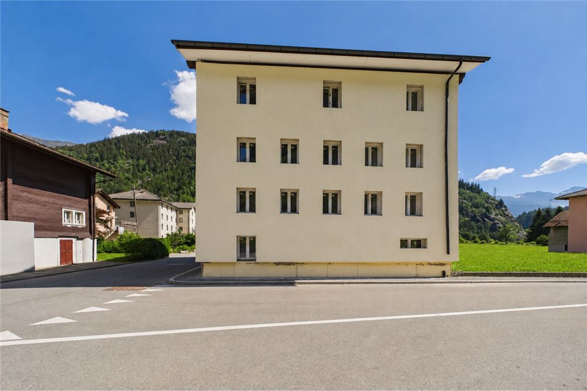 Mehrfamilienhaus mit Bergblick