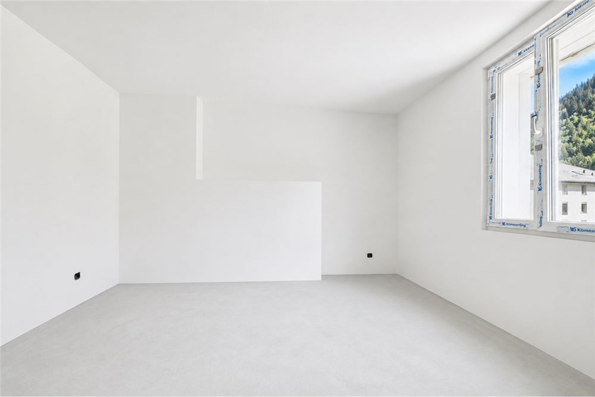 Unfertiger leerer Innenraum mit Fenster