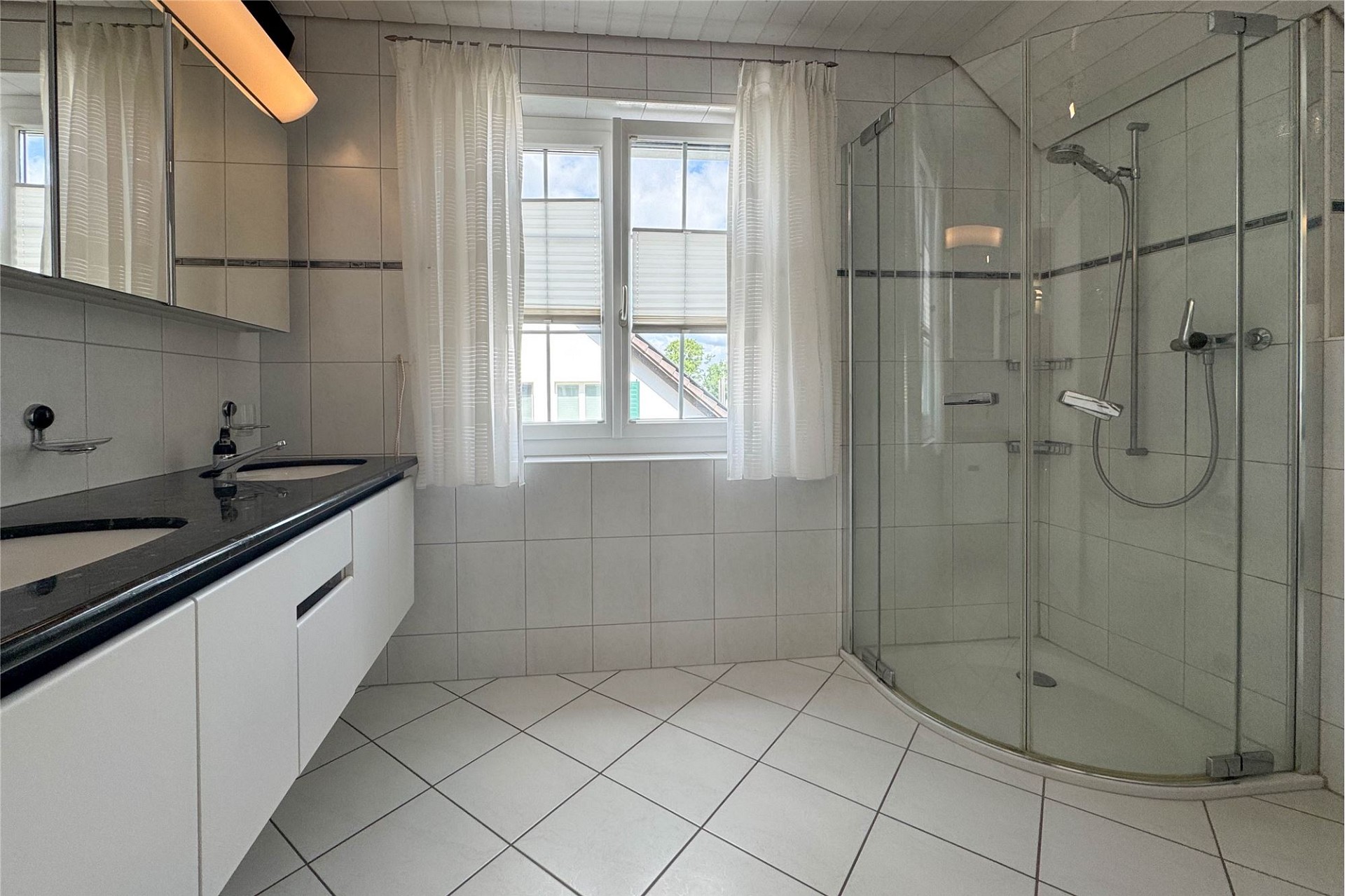 Helles Badezimmer mit Dusche und Doppelwaschtisch