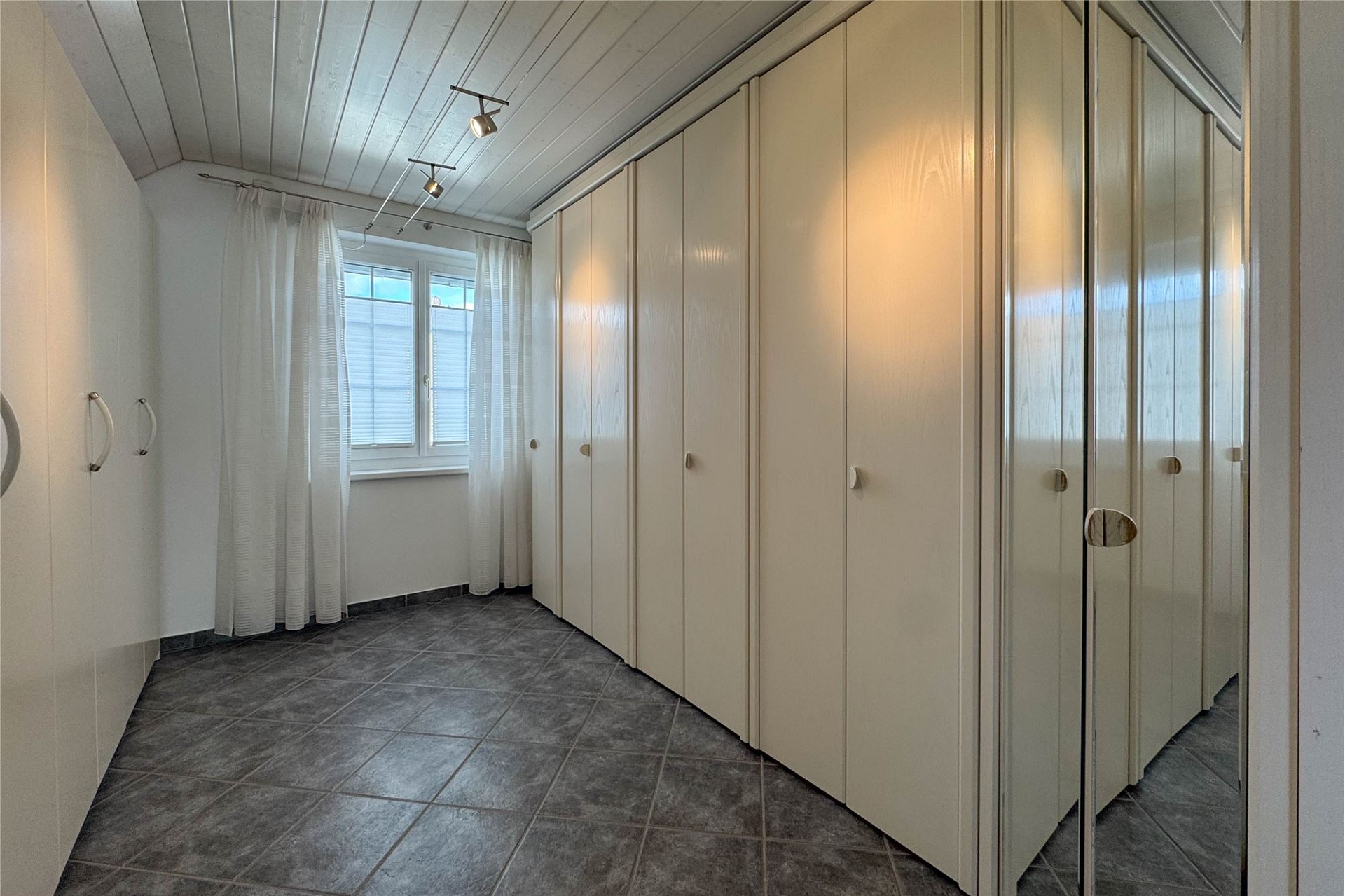 Ankleidezimmer mit Einbauschränken