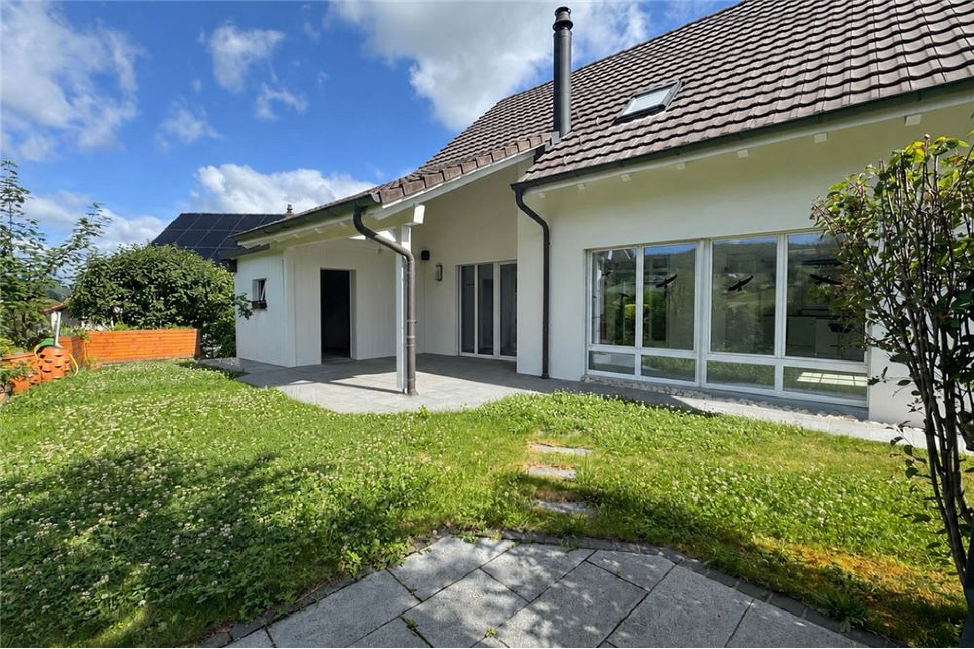 Gartenansicht eines Einfamilienhauses