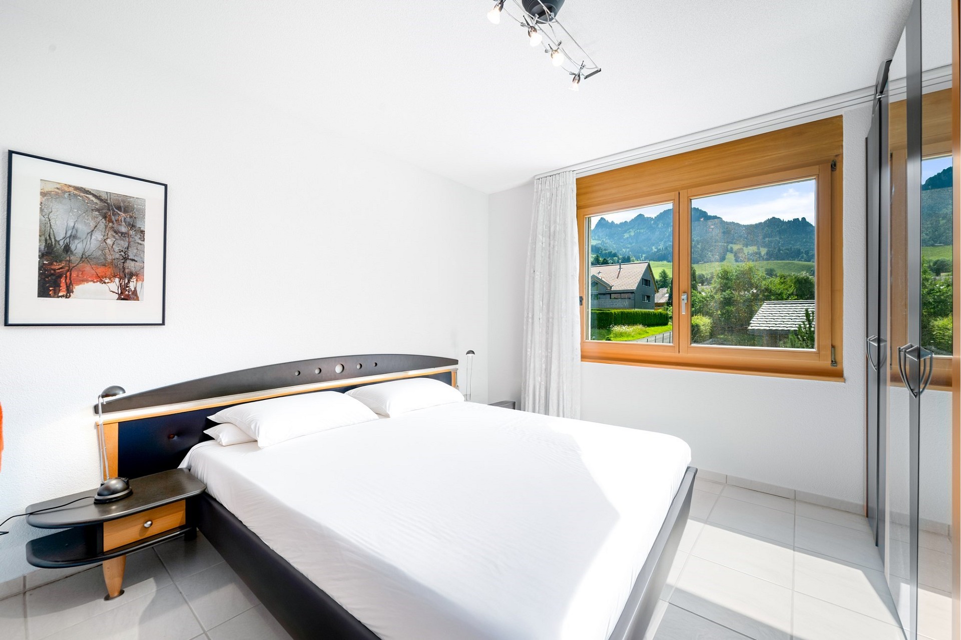 Helles Schlafzimmer mit Bergblick
