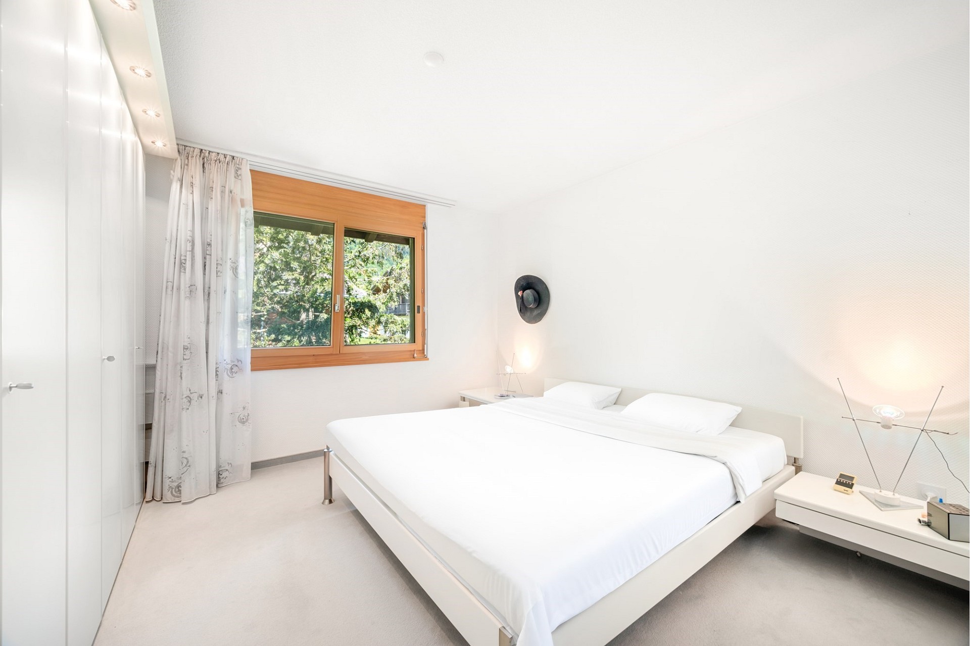 Helles minimalistisches Schlafzimmer