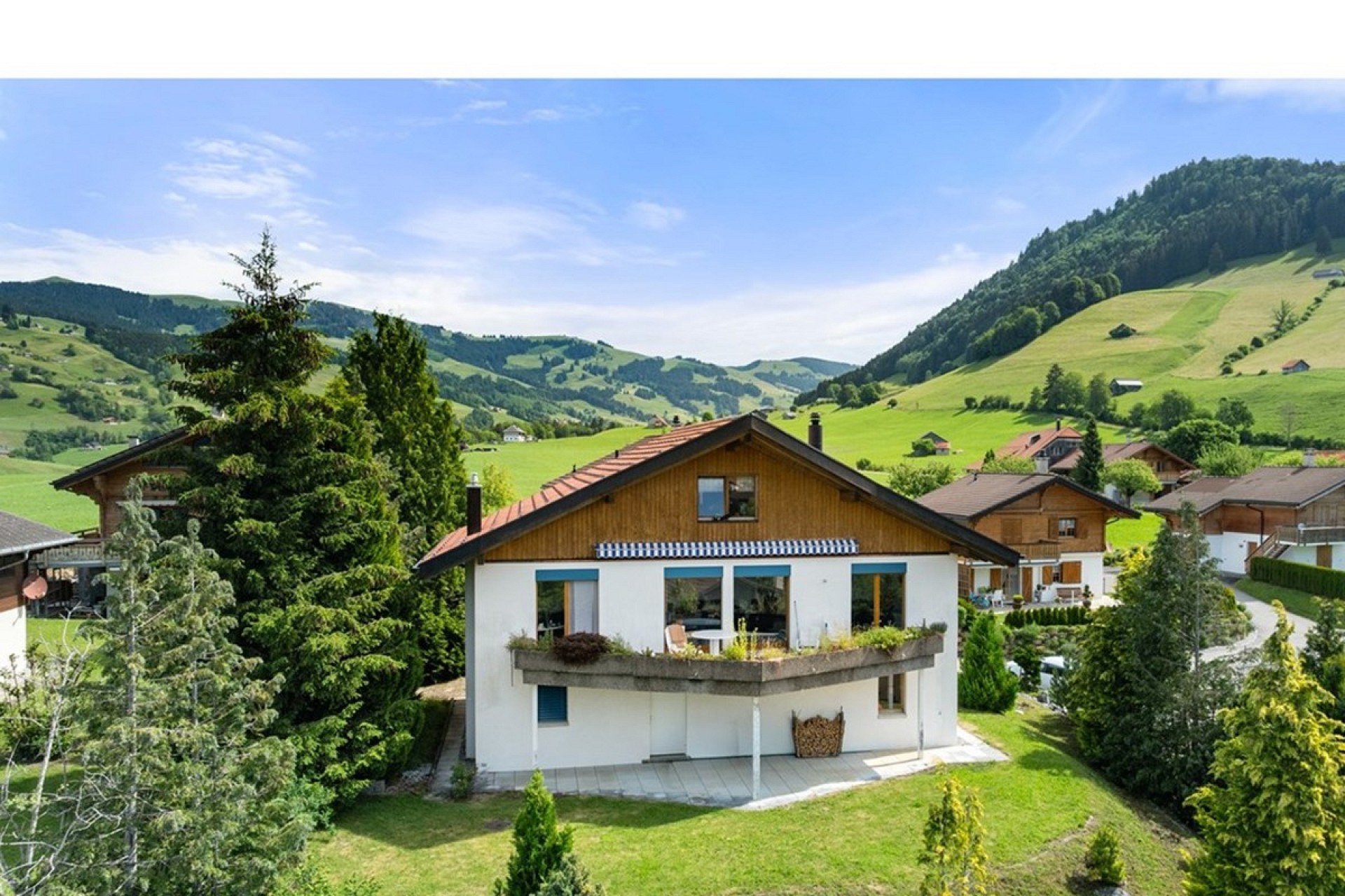 Alpenhaus mit Bergblick