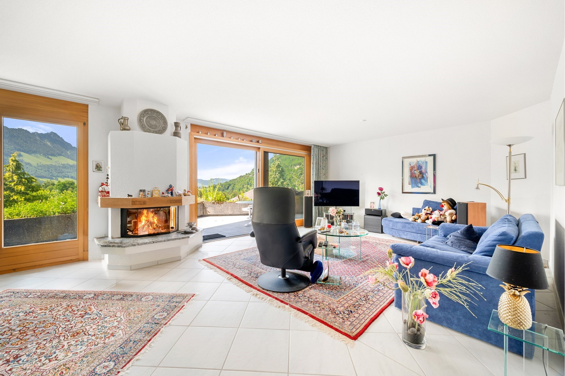 Heller Wohnraum mit Panoramablick und Kamin