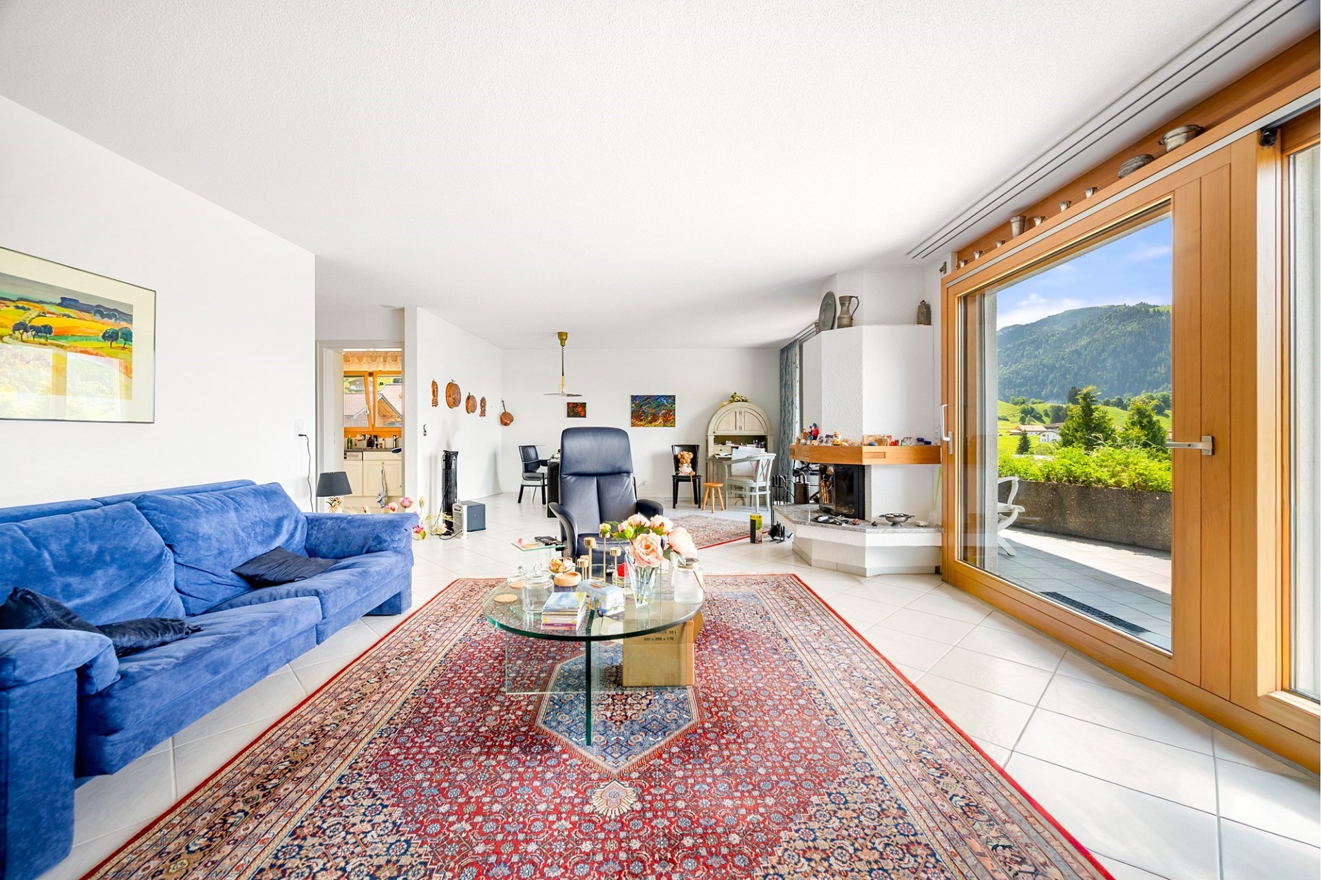 Helles Wohnzimmer mit Panoramablick