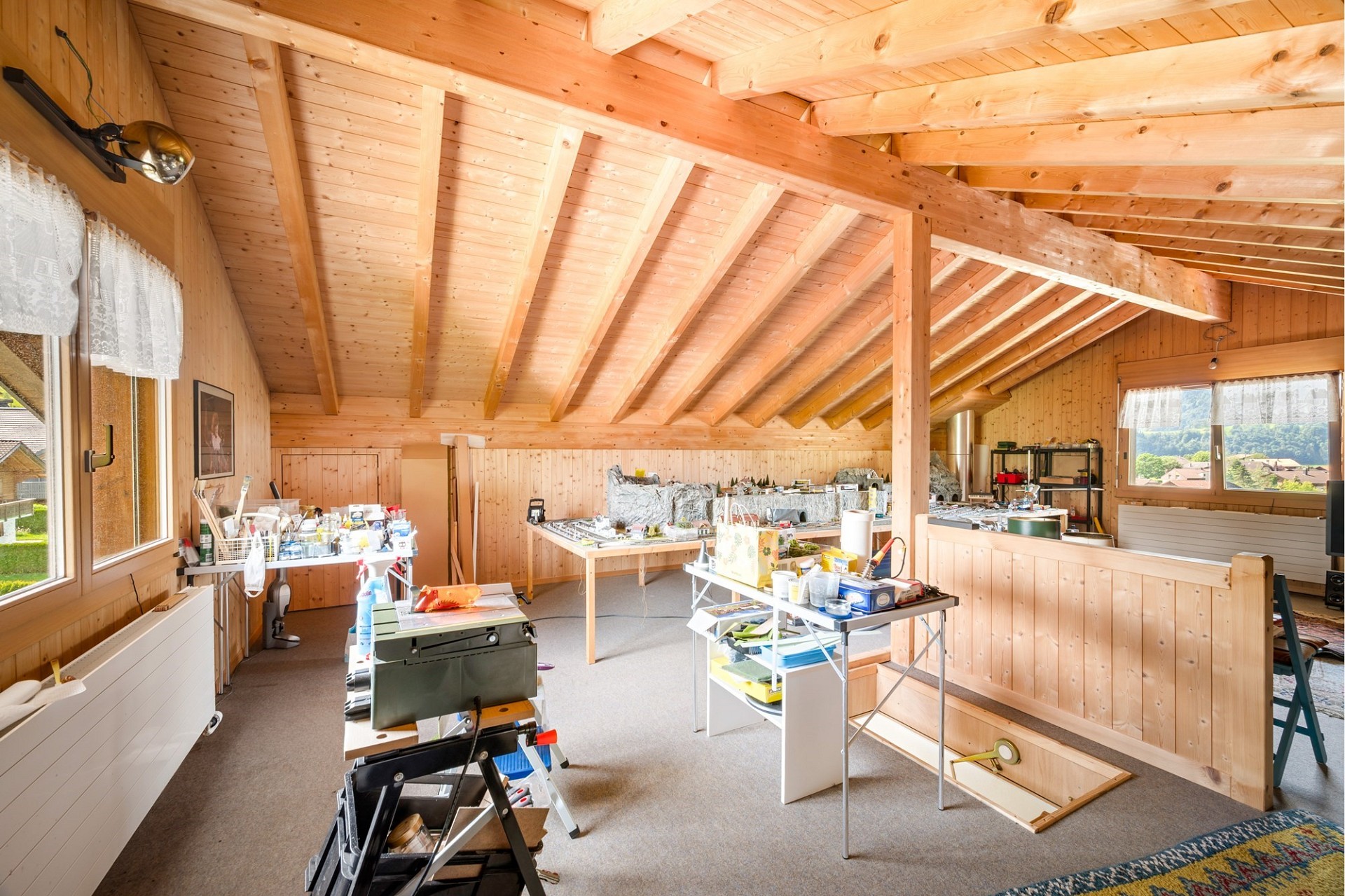 Ausgebauter Dachraum mit Holzverkleidung