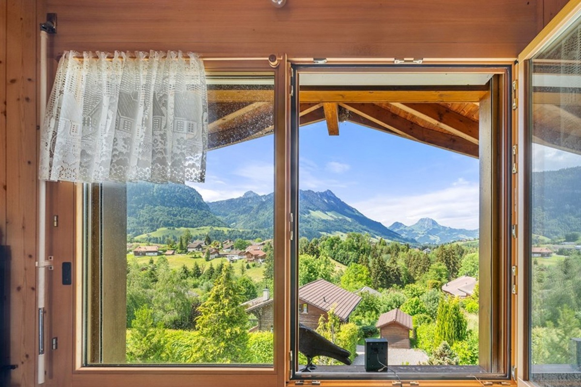 Fensterblick mit Bergpanorama
