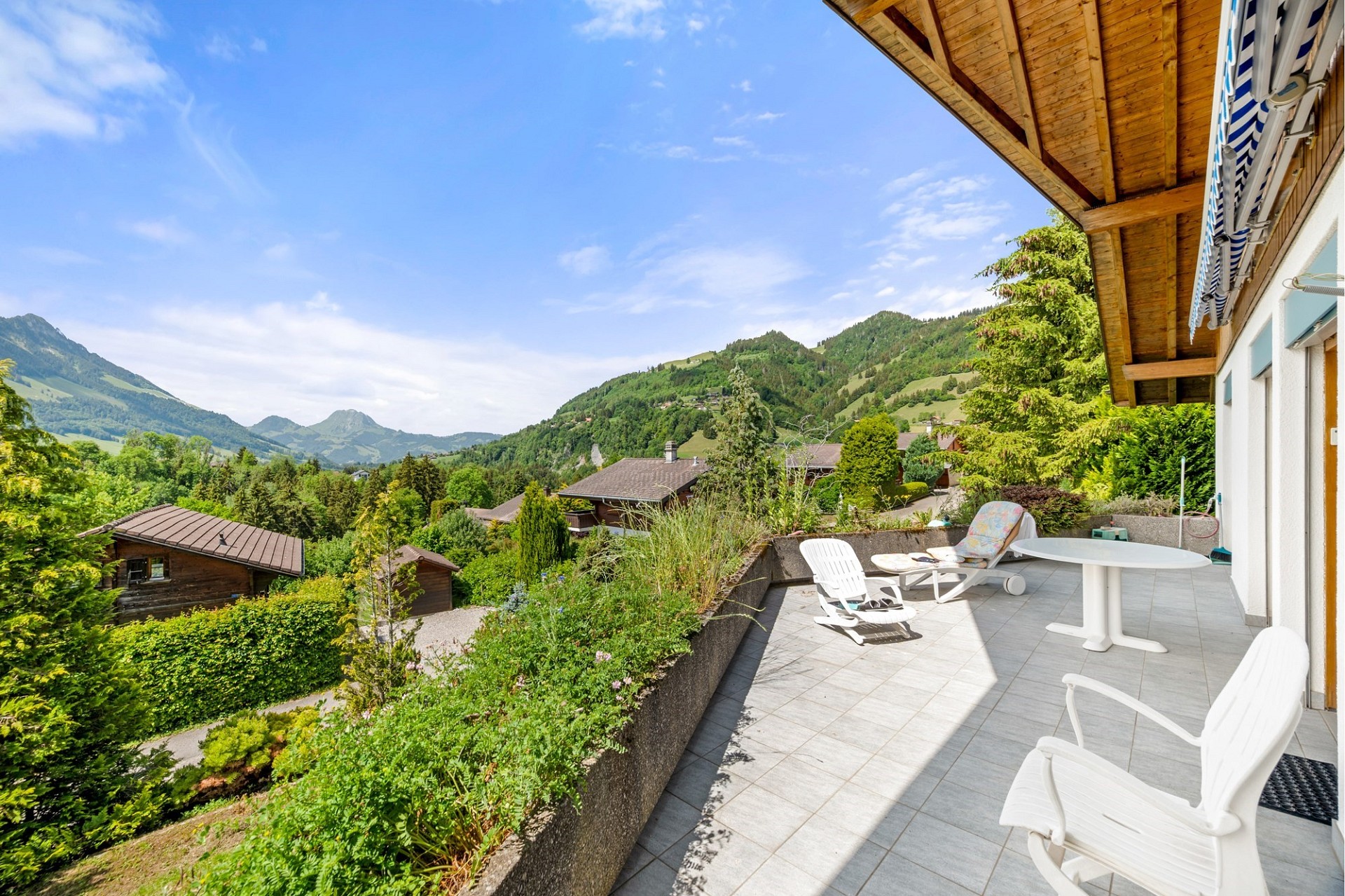Balkon mit Alpenblick