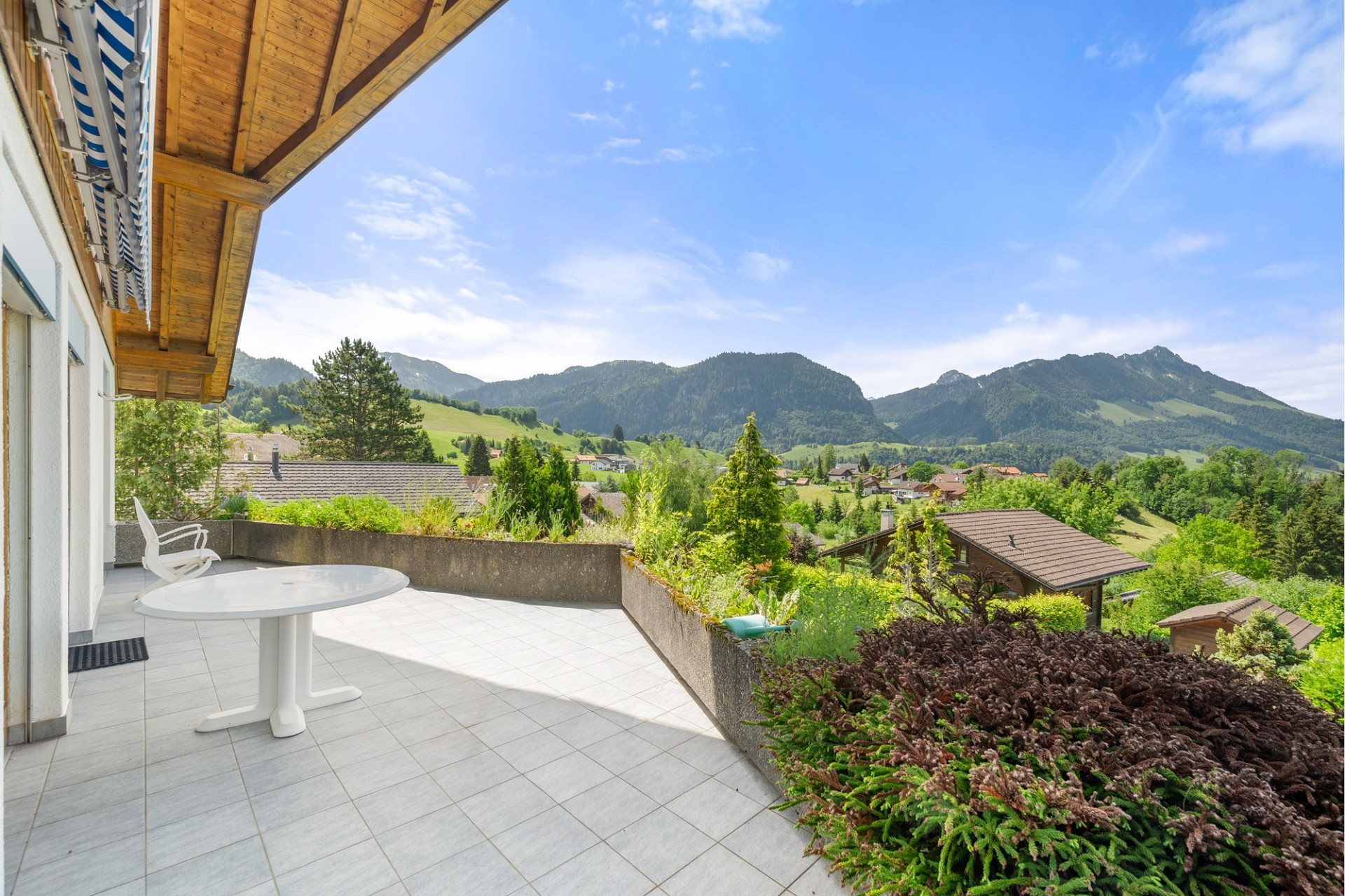 Balkon mit Bergpanorama