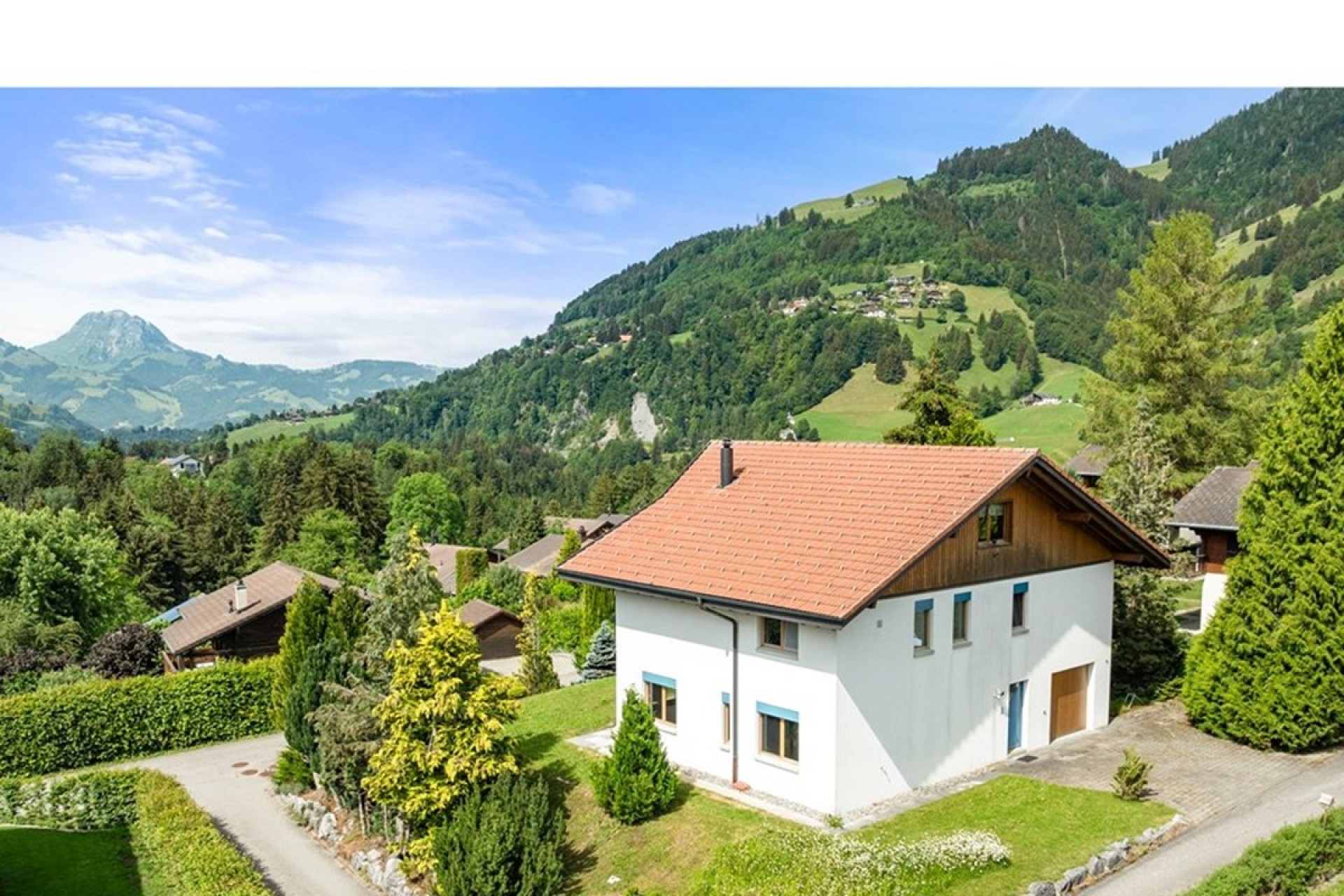 Alpenhaus mit Bergpanorama