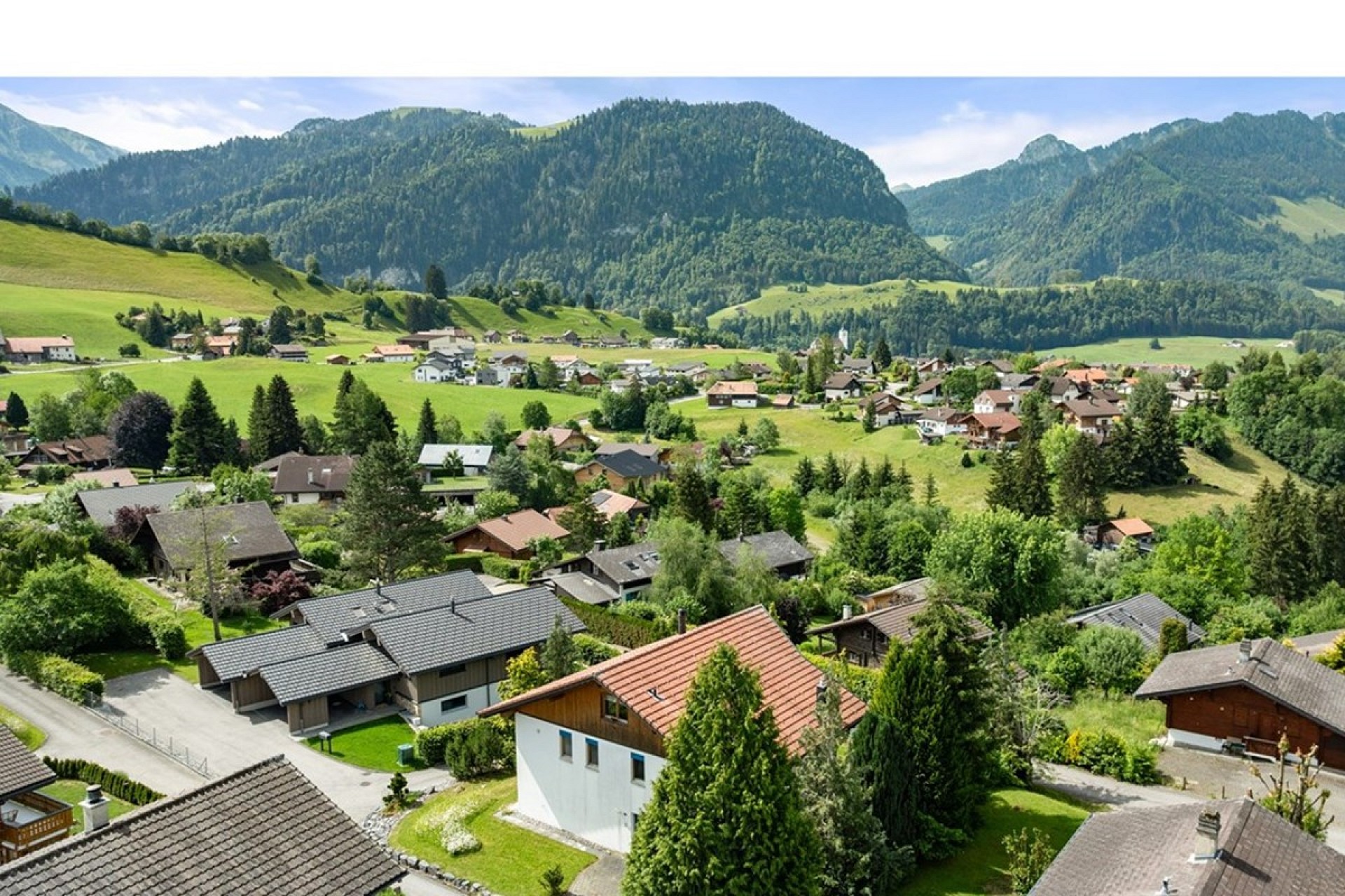 Alpines Dorfpanorama mit Bergblick
