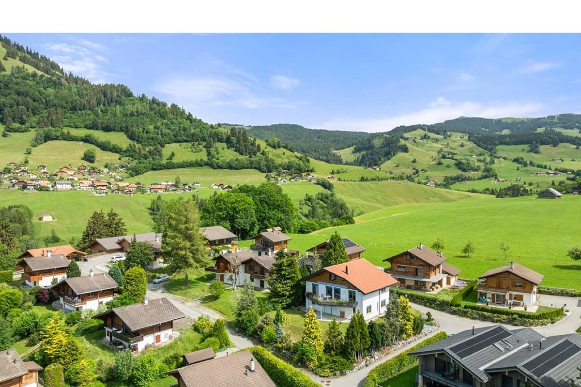 Luftaufnahme eines ländlichen Chalet-Dorfes