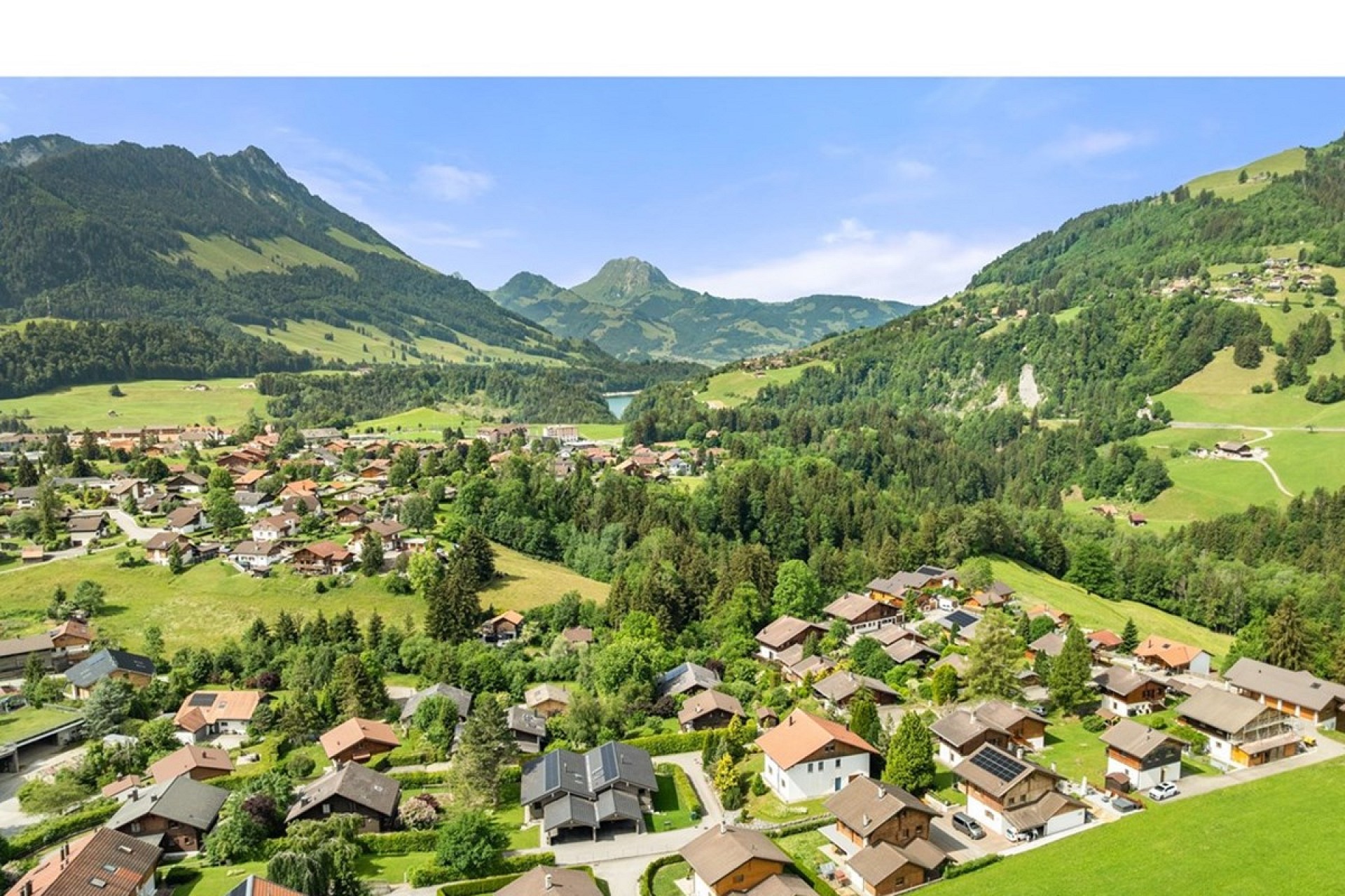 Alpenpanorama über ein Dorf