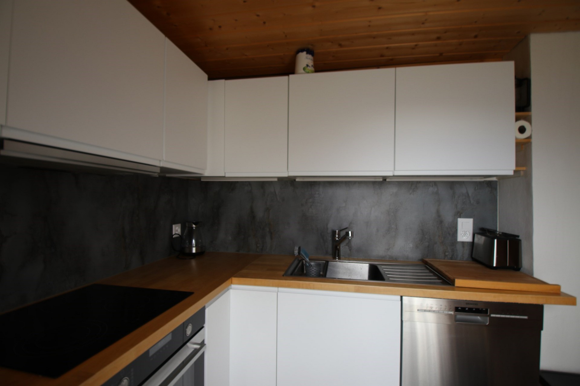 Moderne Einbauküche mit Holzarbeitsplatte