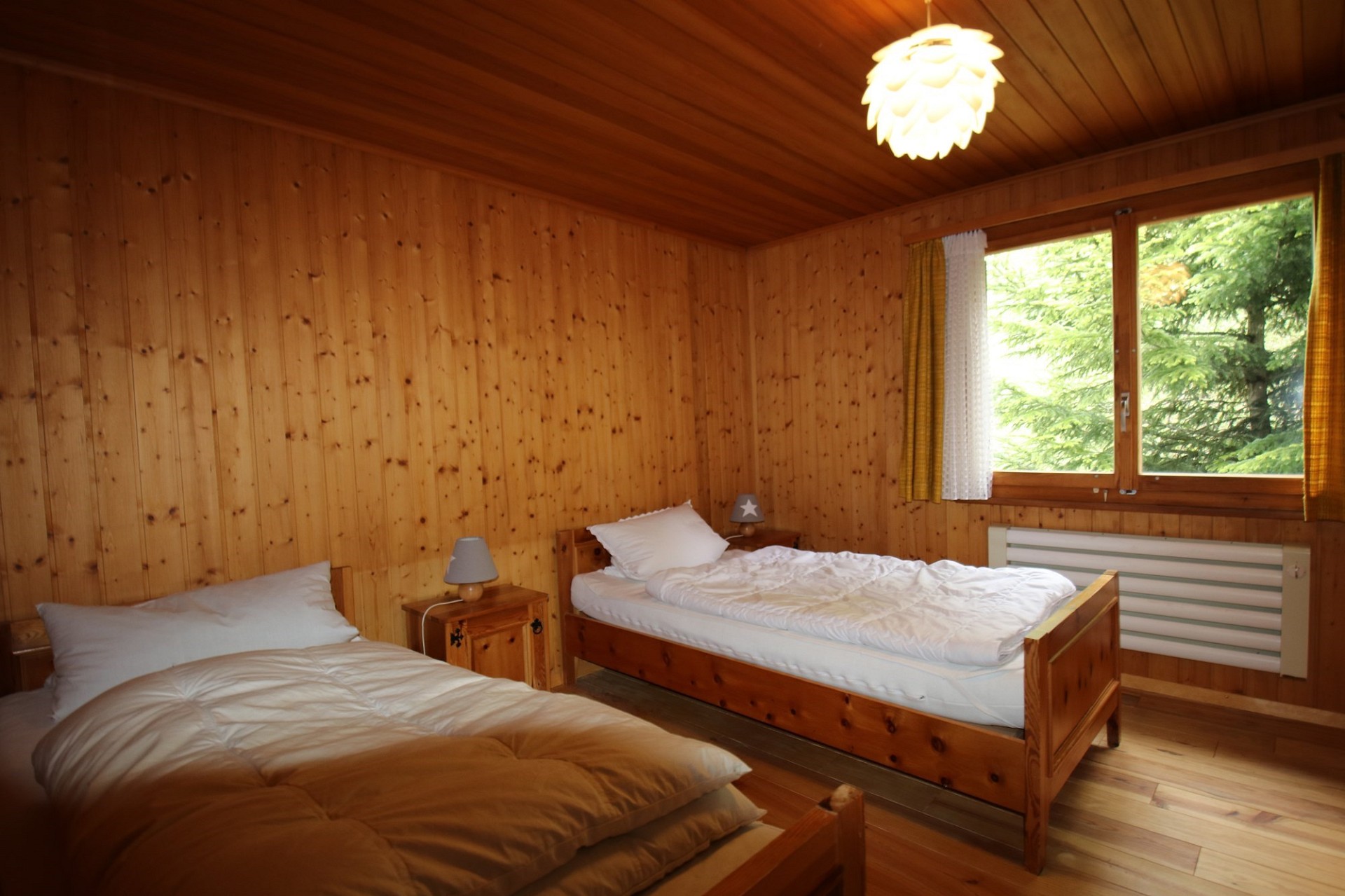 Holzvertäfeltes Schlafzimmer mit zwei Betten