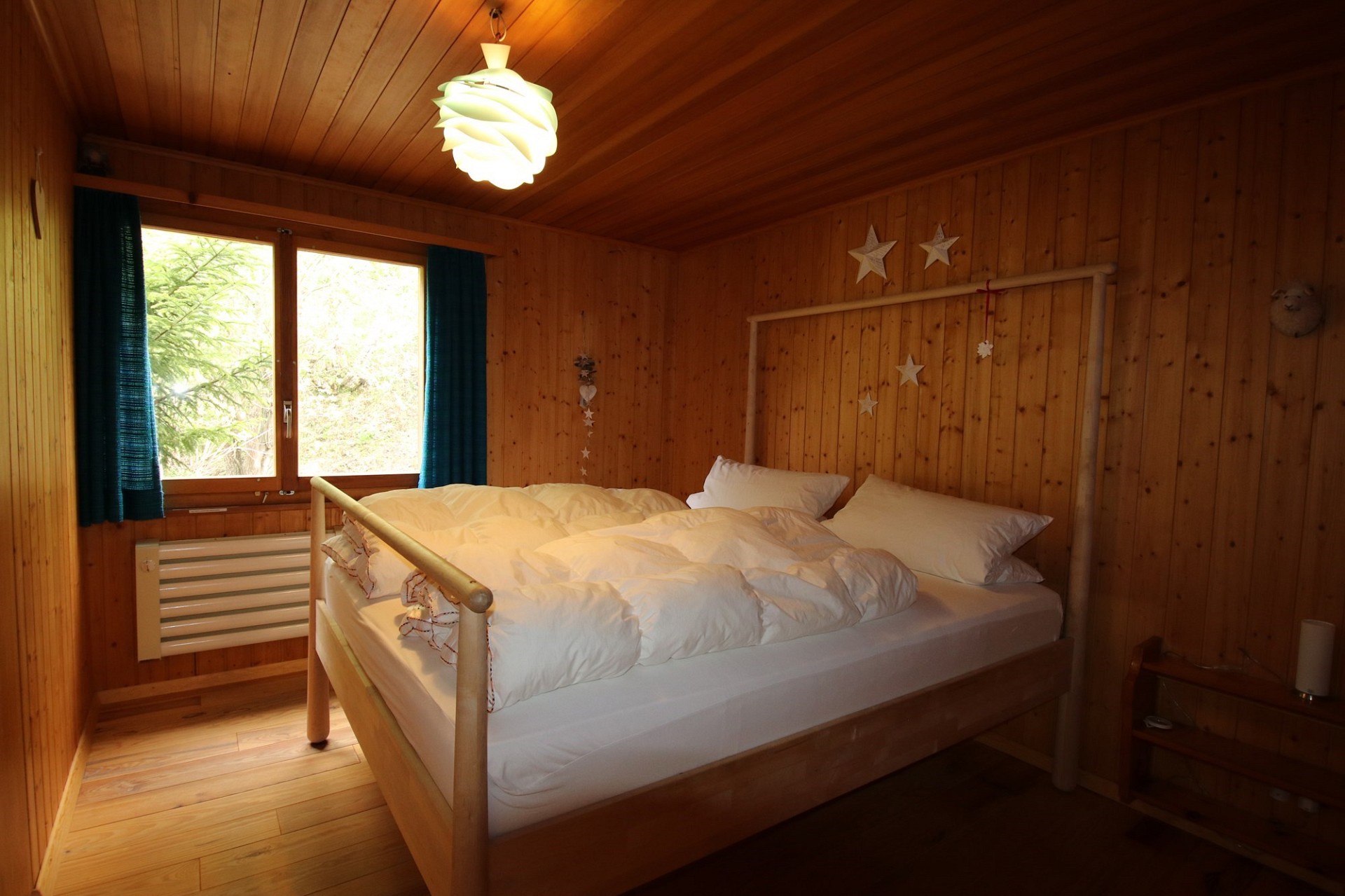 Gemütliches Holzschlafzimmer