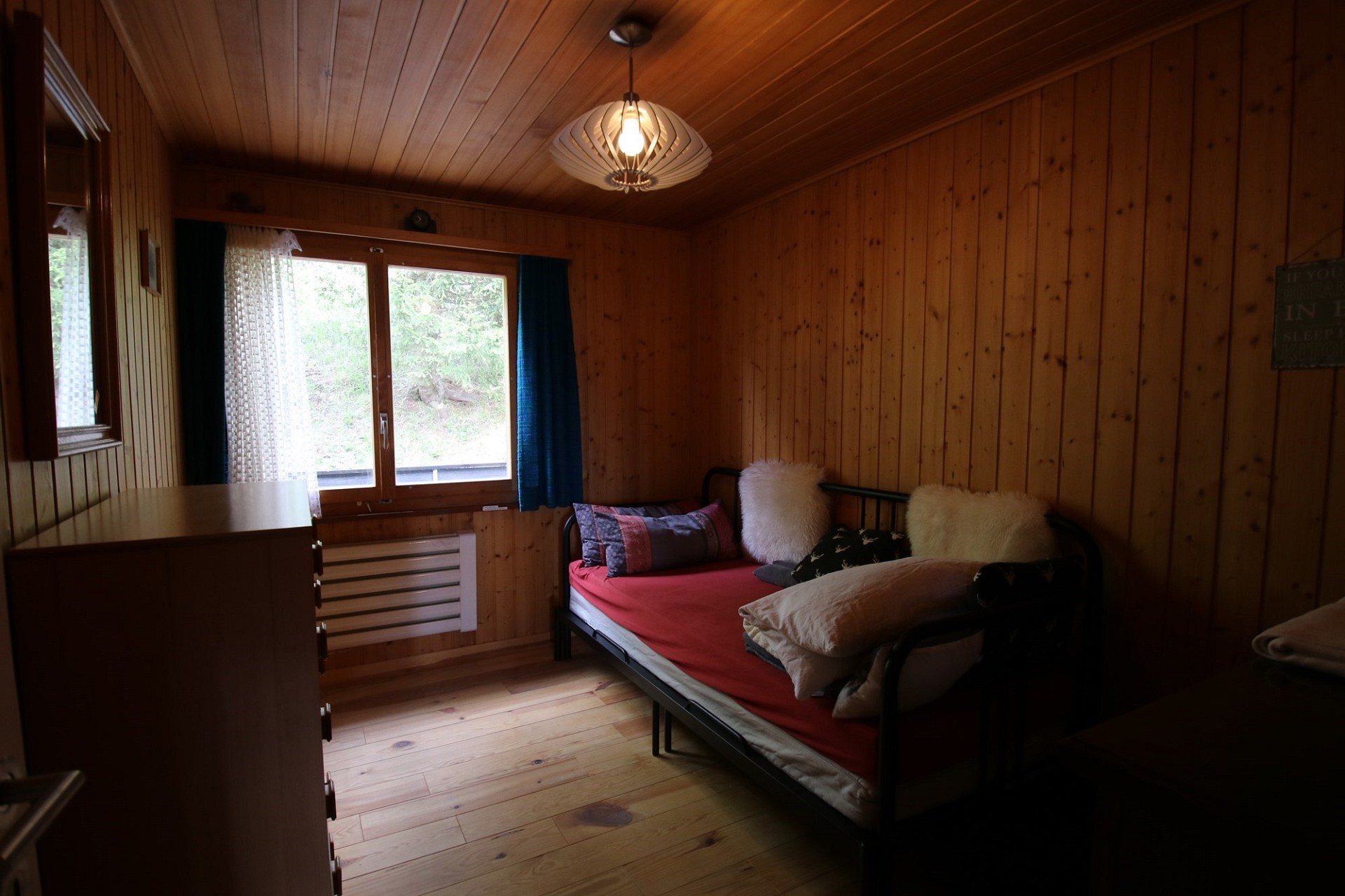 Gemütliches Holzschlafzimmer