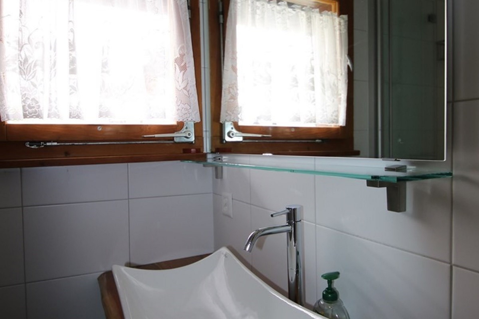 Badezimmer mit Fenster und Waschtisch