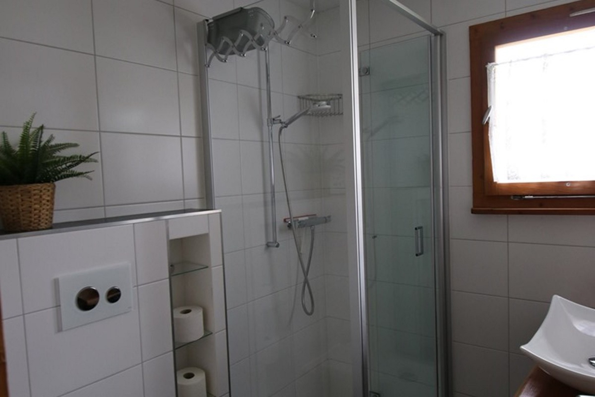 Modernes Badezimmer mit Dusche