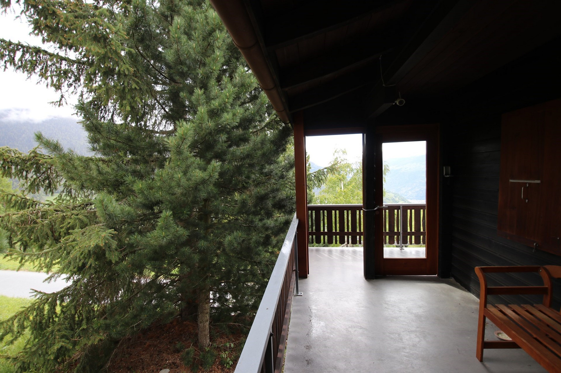 Balkon mit Berg- und Waldblick