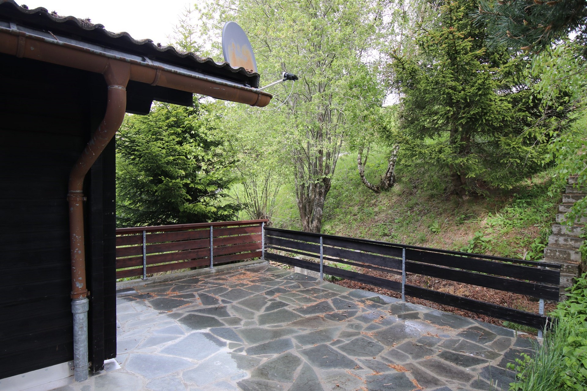 Terrasse mit Natursteinboden und Gartenblick