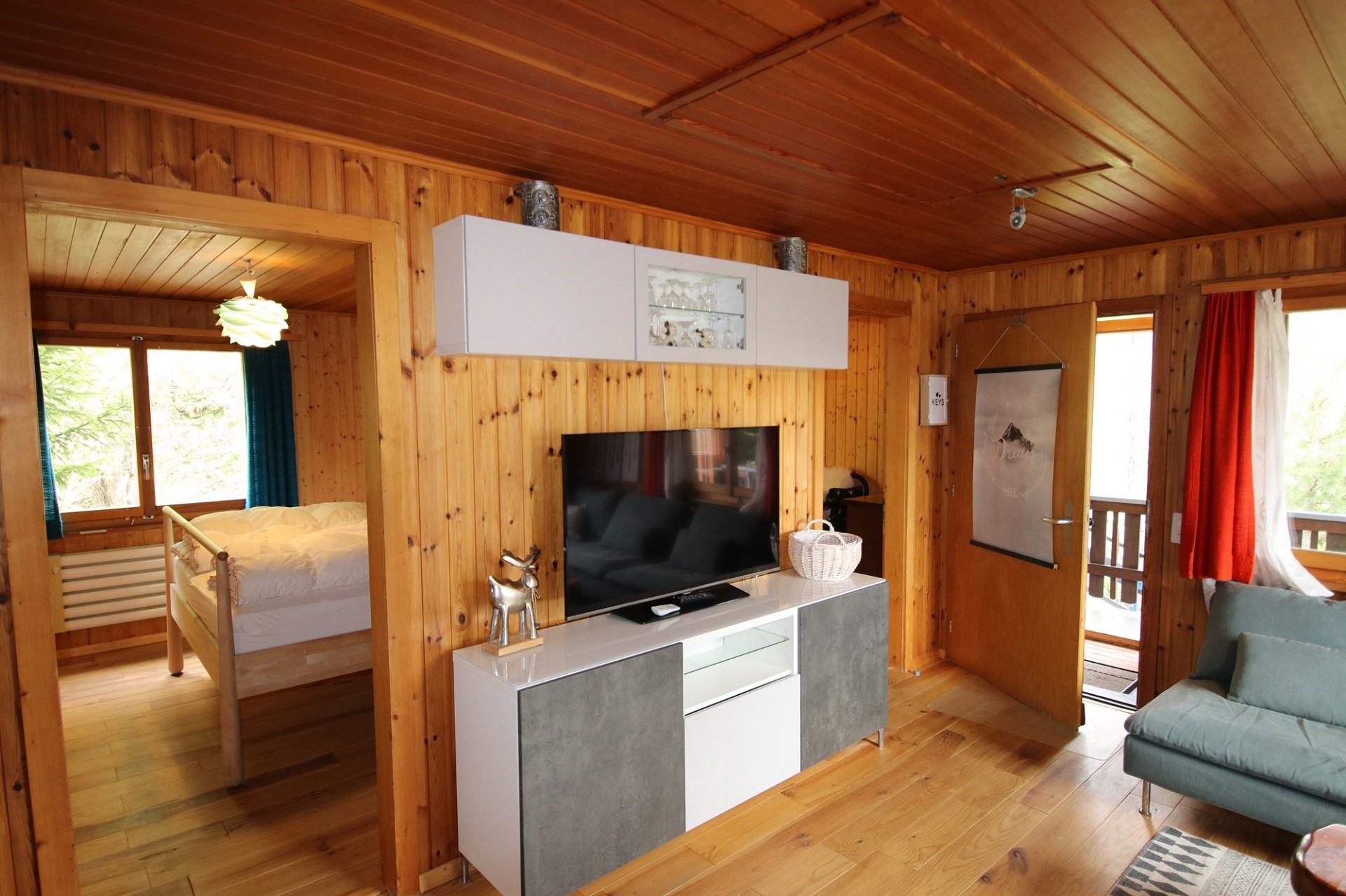 Gemütliches Holzinterieur mit Wohn- und Schlafbereich