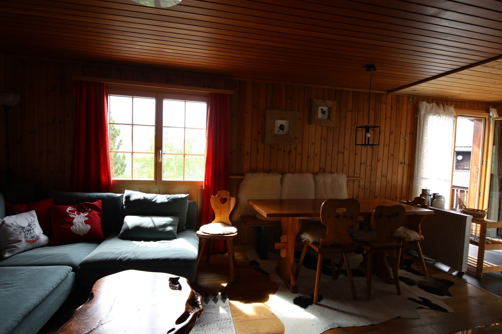 Gemütliches Chalet-Wohnzimmer mit Essbereich