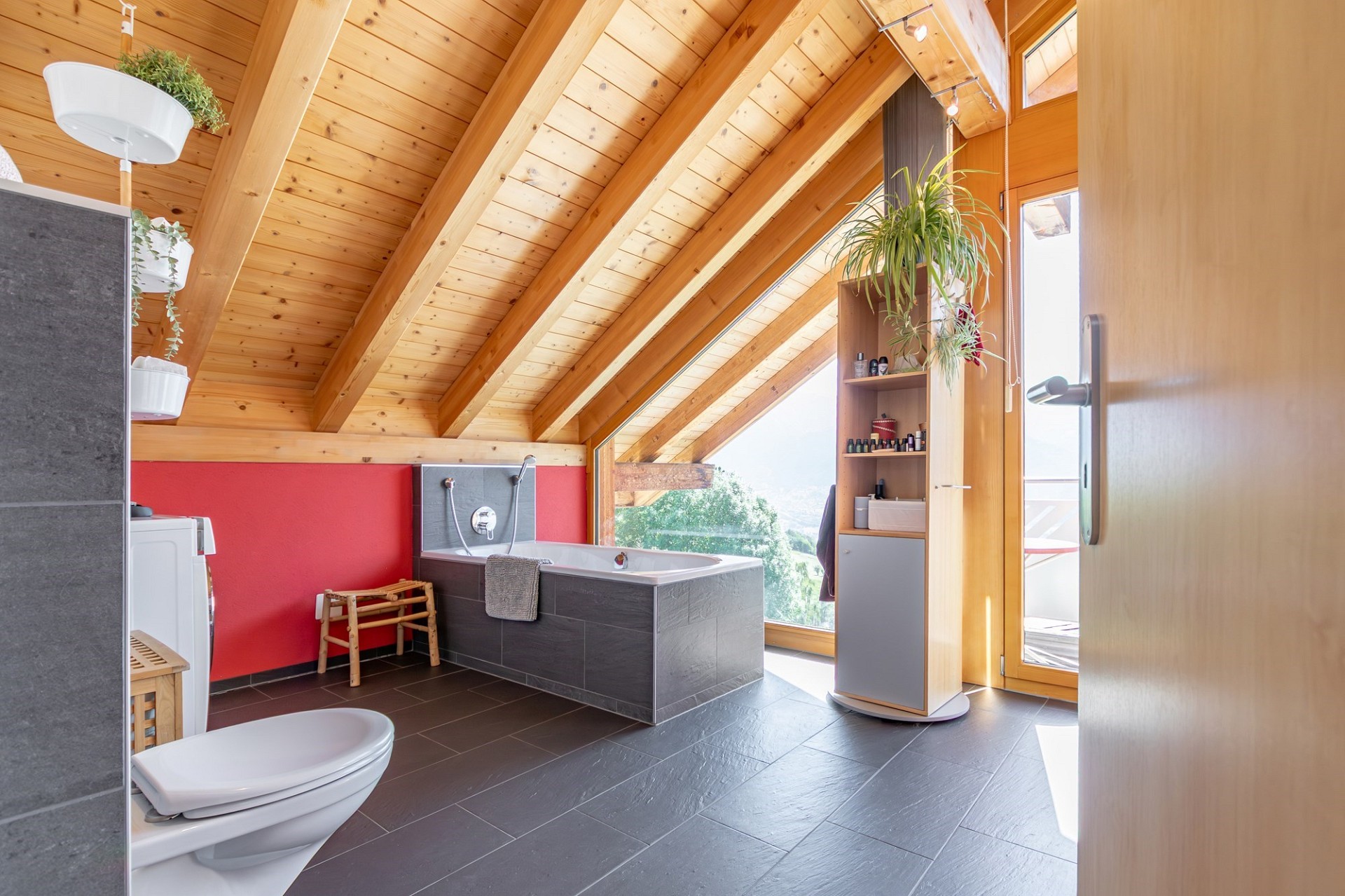 Dachgeschoss-Badezimmer mit Holzdecke