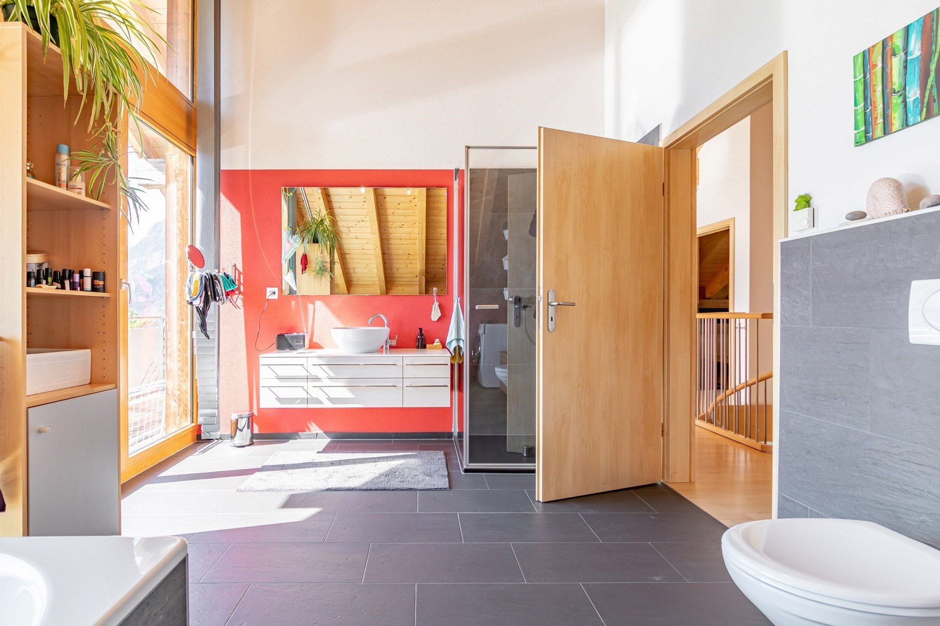Helles Badezimmer mit Dachschräge und Holzdetails