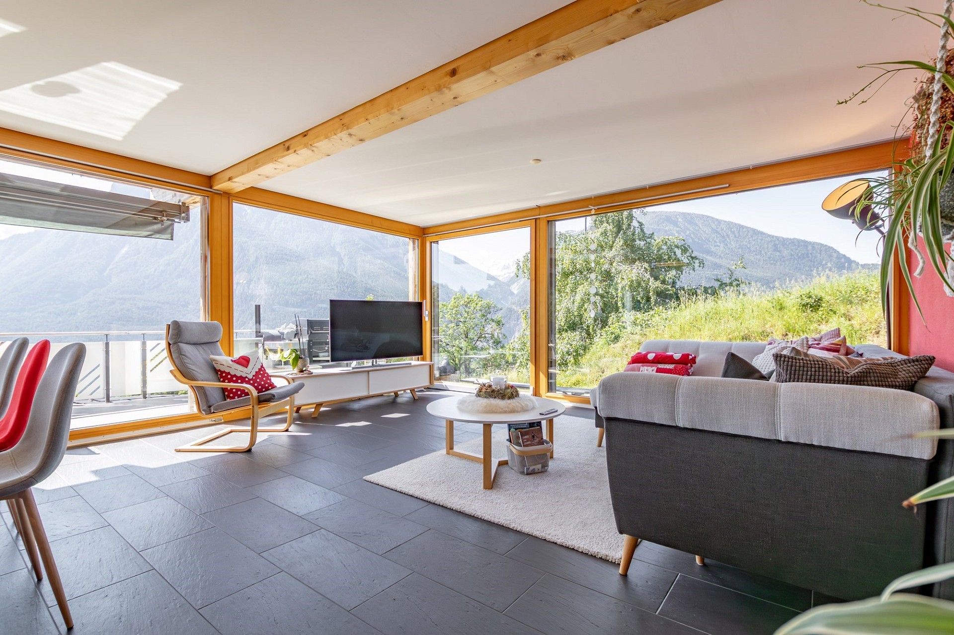 Helles Wohn- und Esszimmer mit Panoramablick