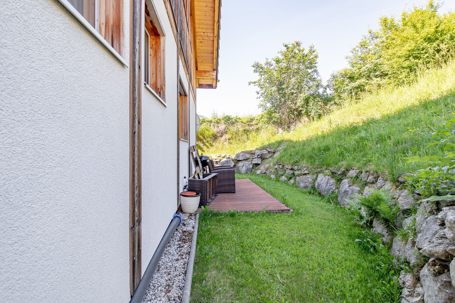 Außenansicht mit Garten und Terrasse