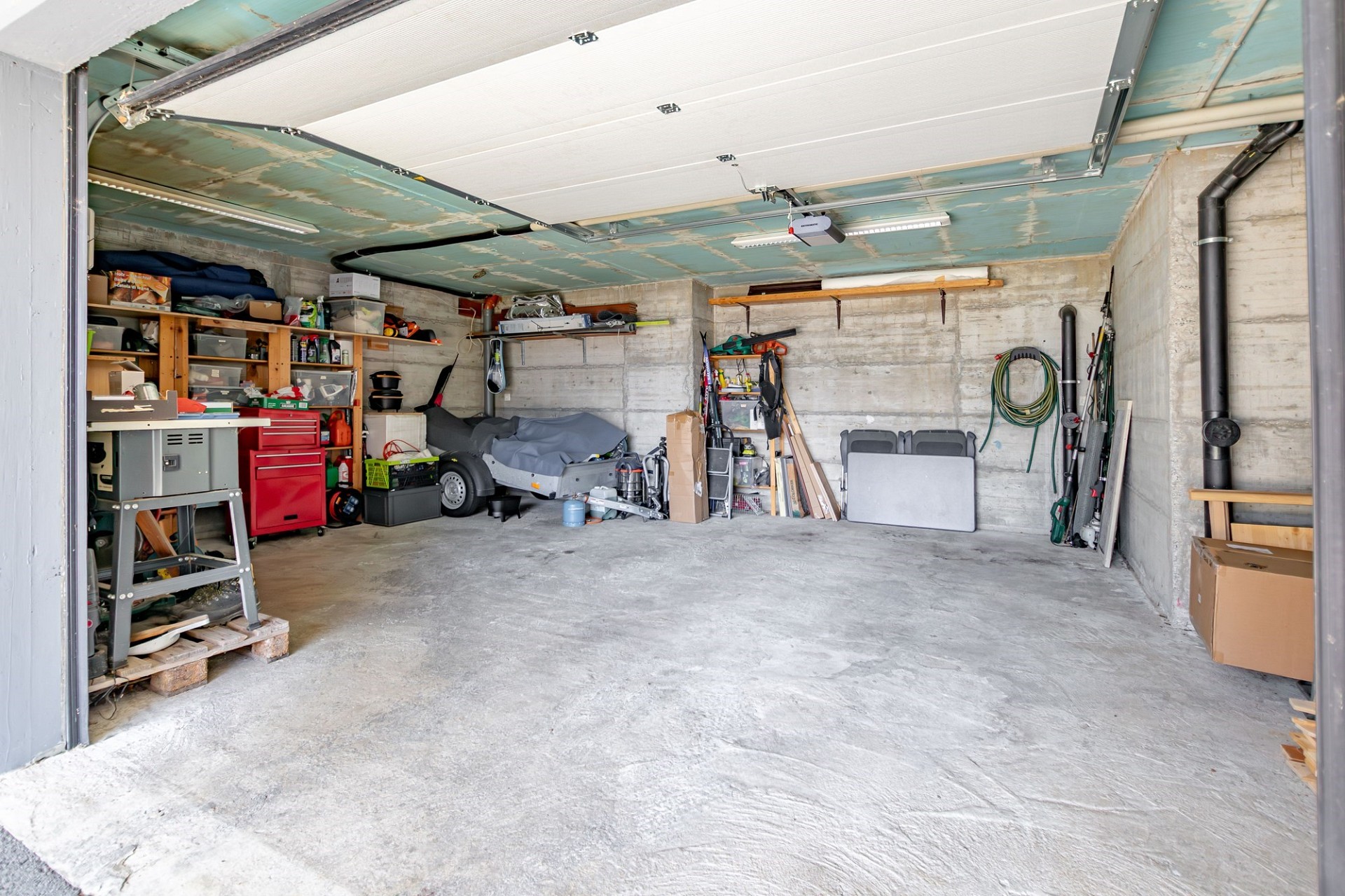 Geräumige Garage mit Werkbank und Lagerflächen