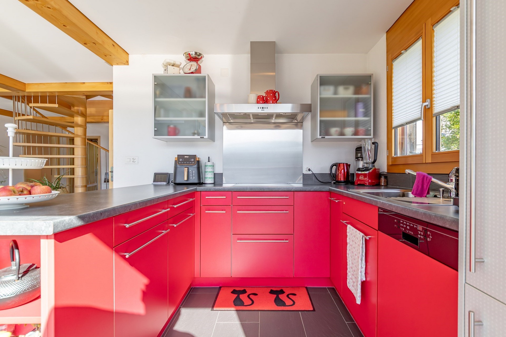 Moderne rote Einbauküche mit Holzdetails