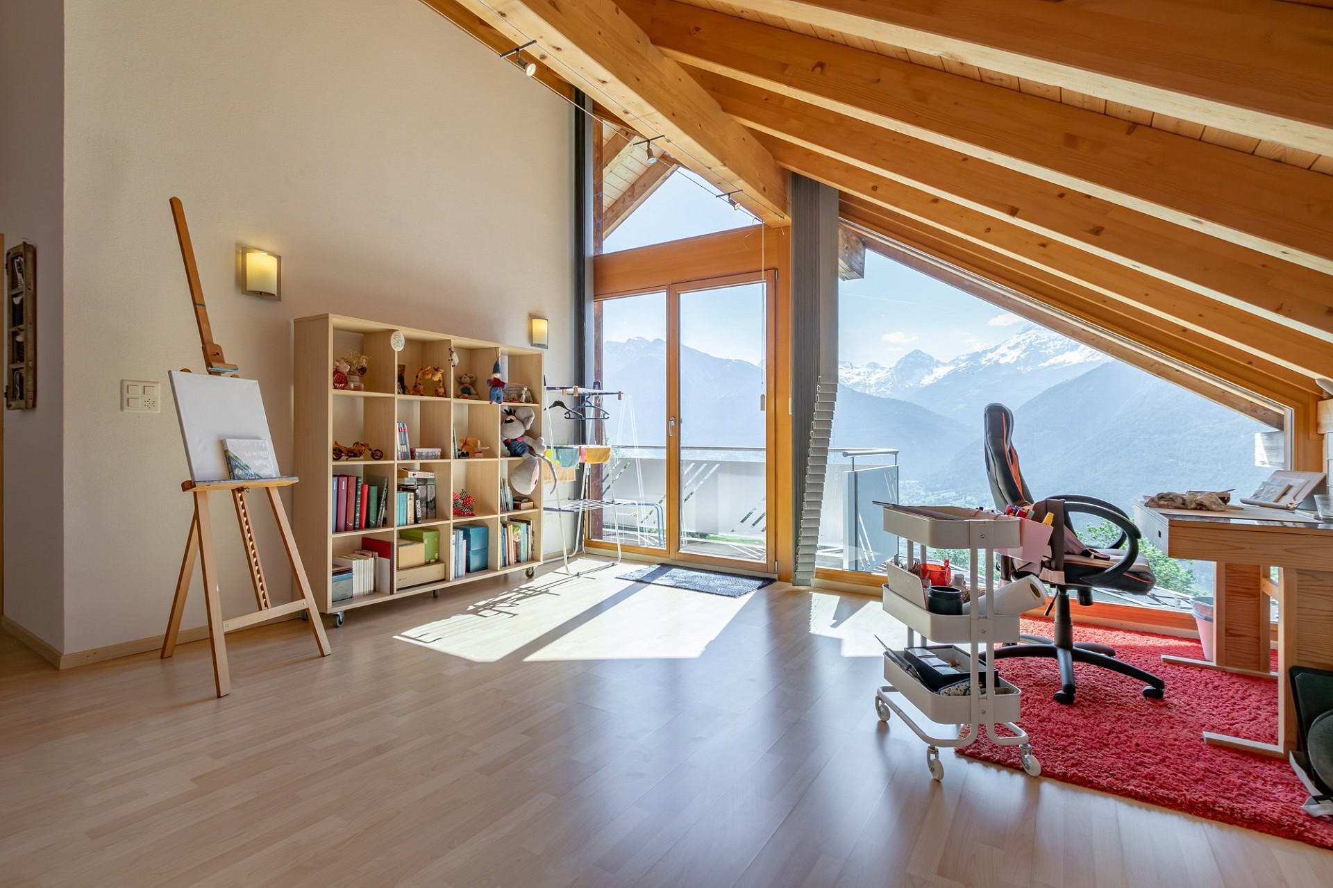 Heller Dachgeschoss-Arbeitsraum mit Panoramablick