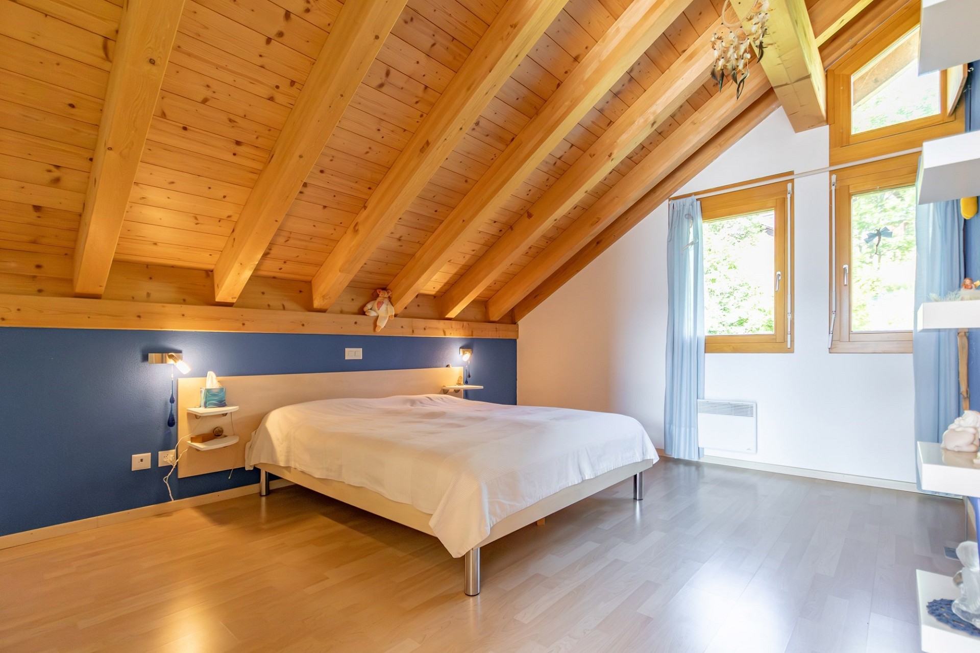 Dachgeschoss-Schlafzimmer mit Holzbalken