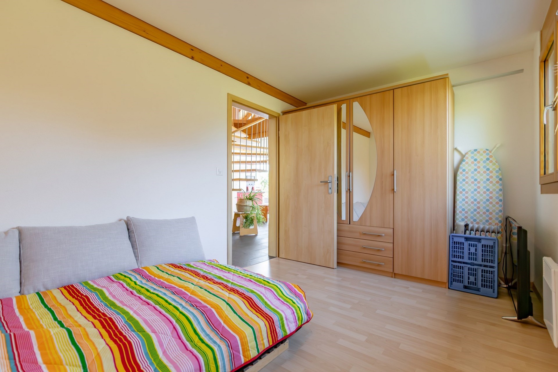 Helles Schlafzimmer mit Holzmöbeln