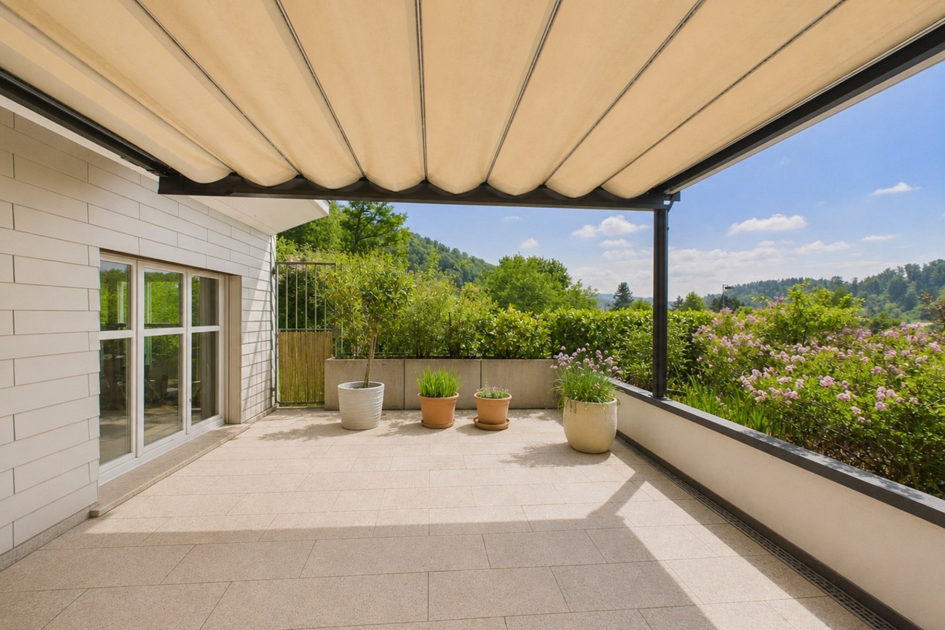 Überdachte Terrasse mit Bergblick
