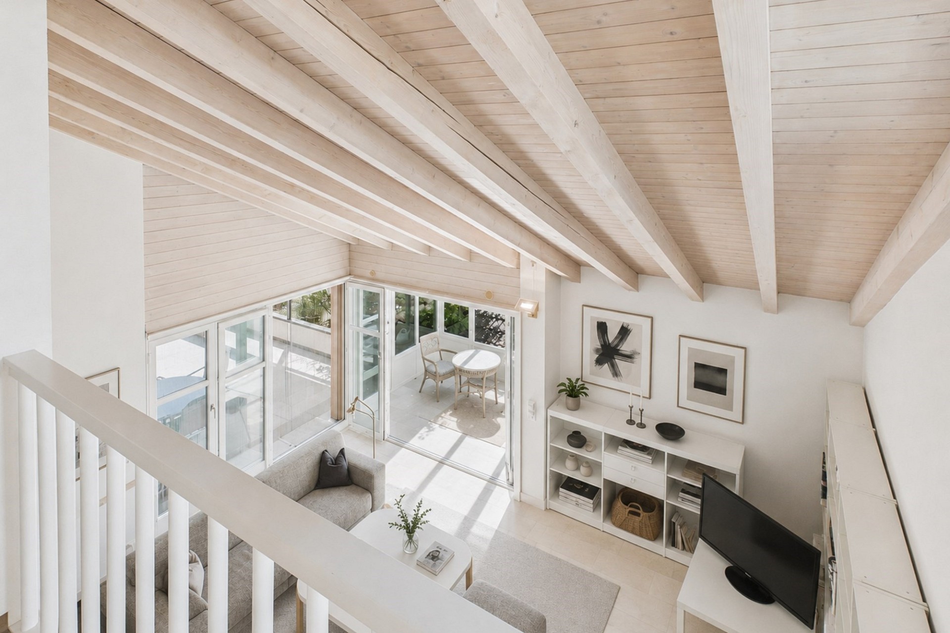 Helles offenes Wohnloft mit sichtbarer Holzbalkendecke