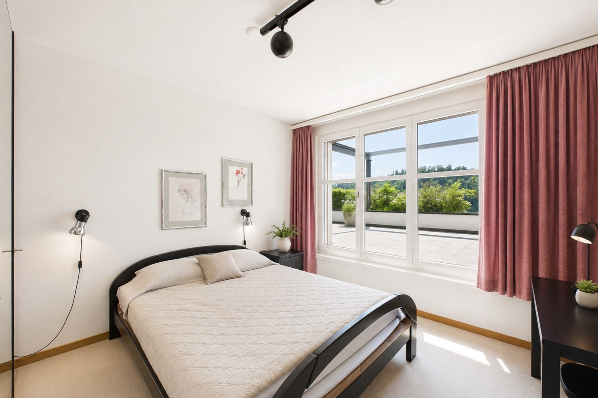 Helles Schlafzimmer mit Balkonblick