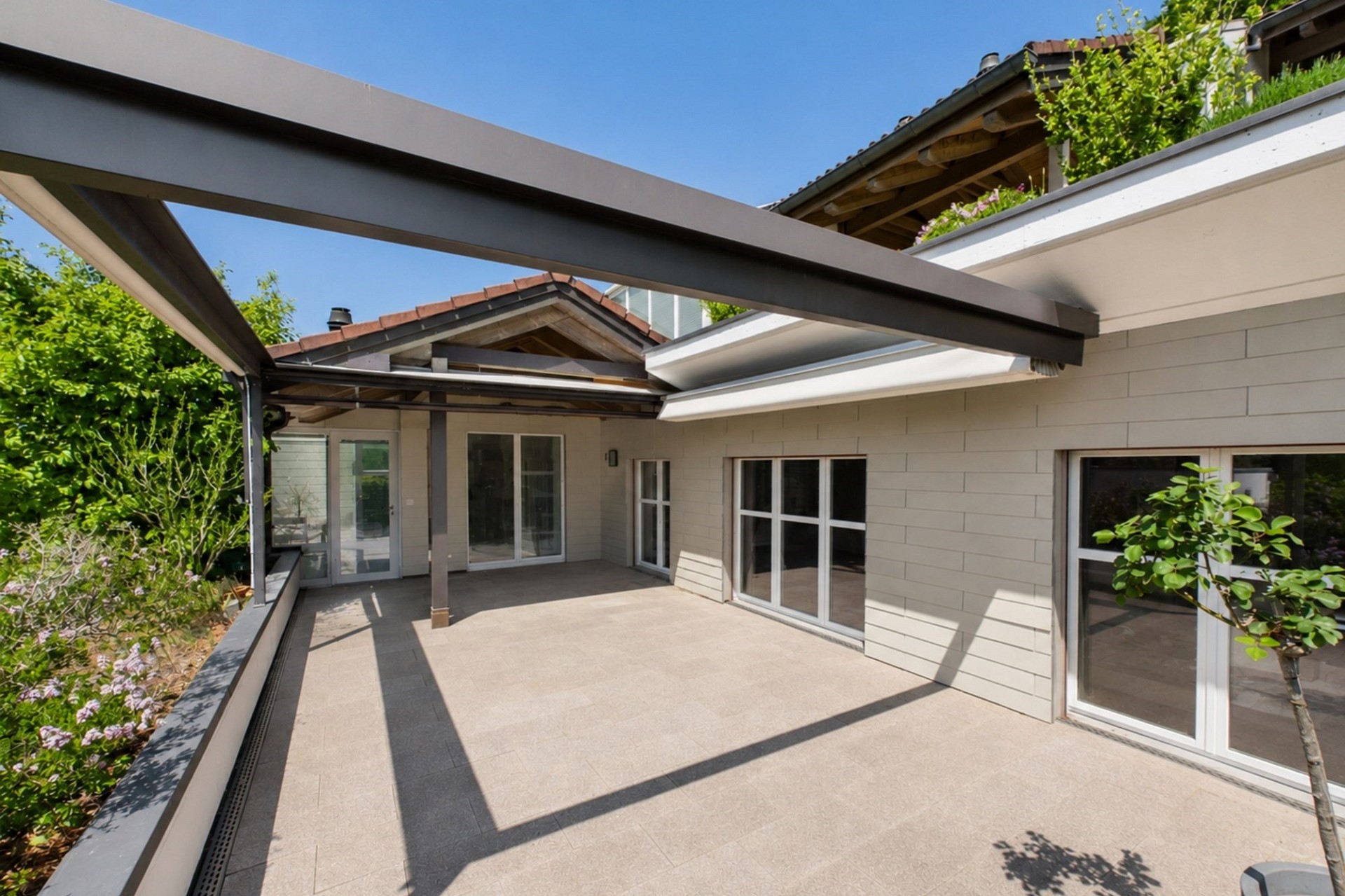 Überdachte Terrasse mit moderner Pergola