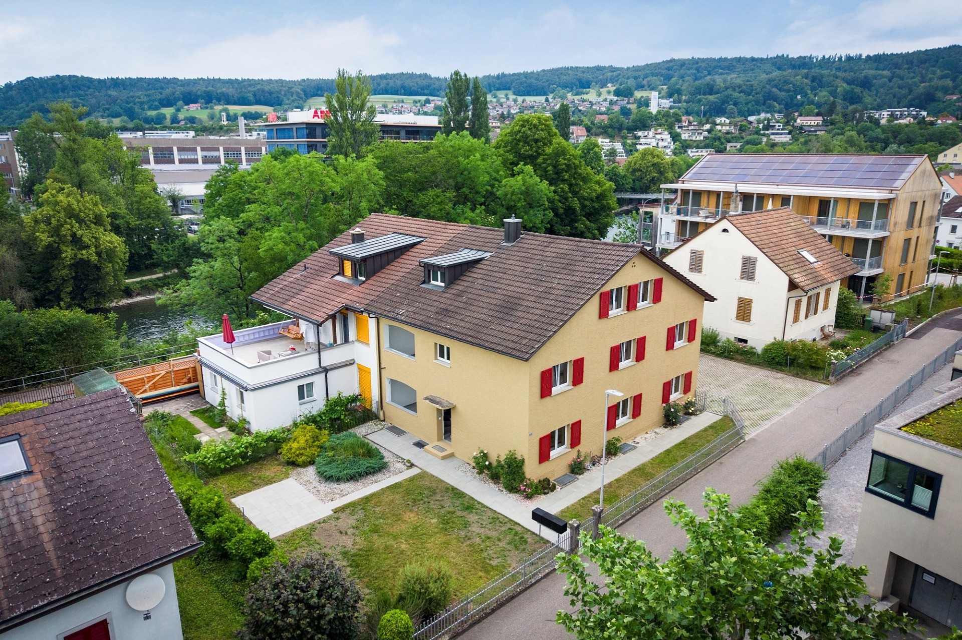 Luftaufnahme eines Wohnhauses mit Garten