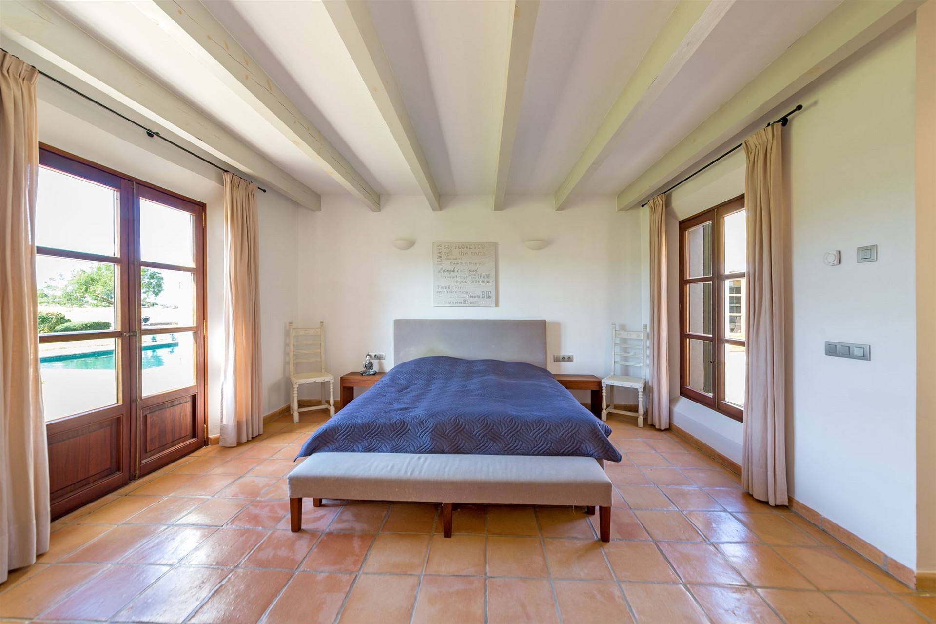 Helles Schlafzimmer mit Blick zum Pool