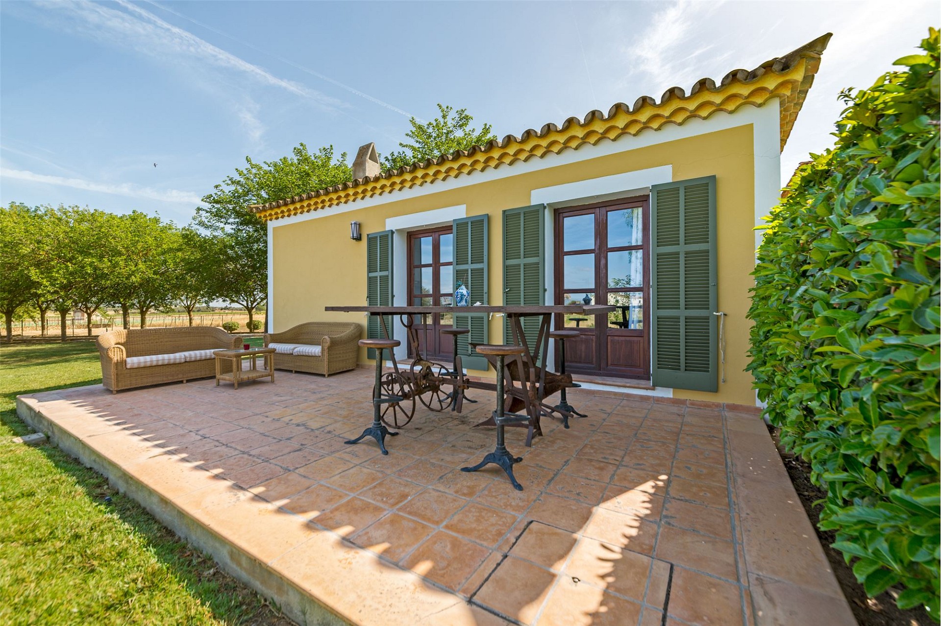 Außenansicht einer mediterranen Terrasse mit Sitzbereich