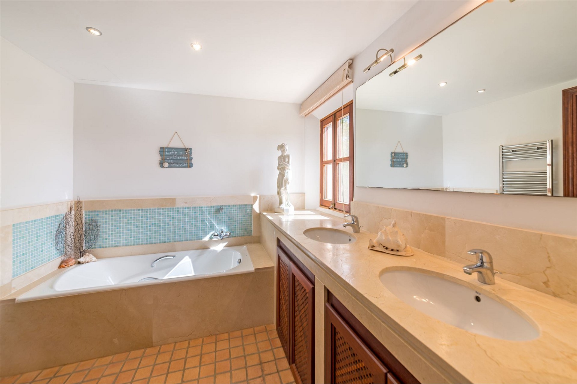 Luxuriöses Badezimmer mit Doppelwaschbecken und Badewanne