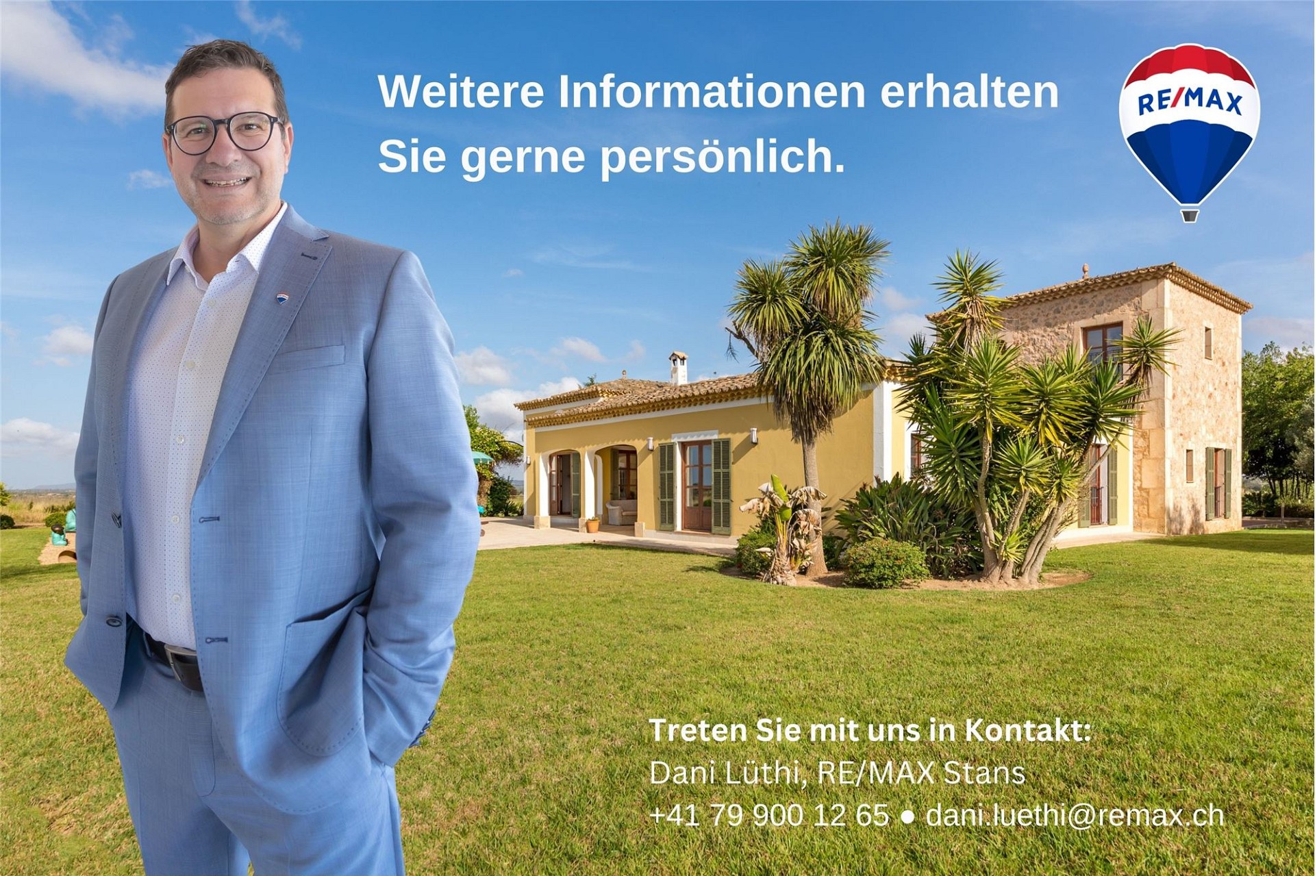 Werbebild mit Makler vor mediterraner Villa