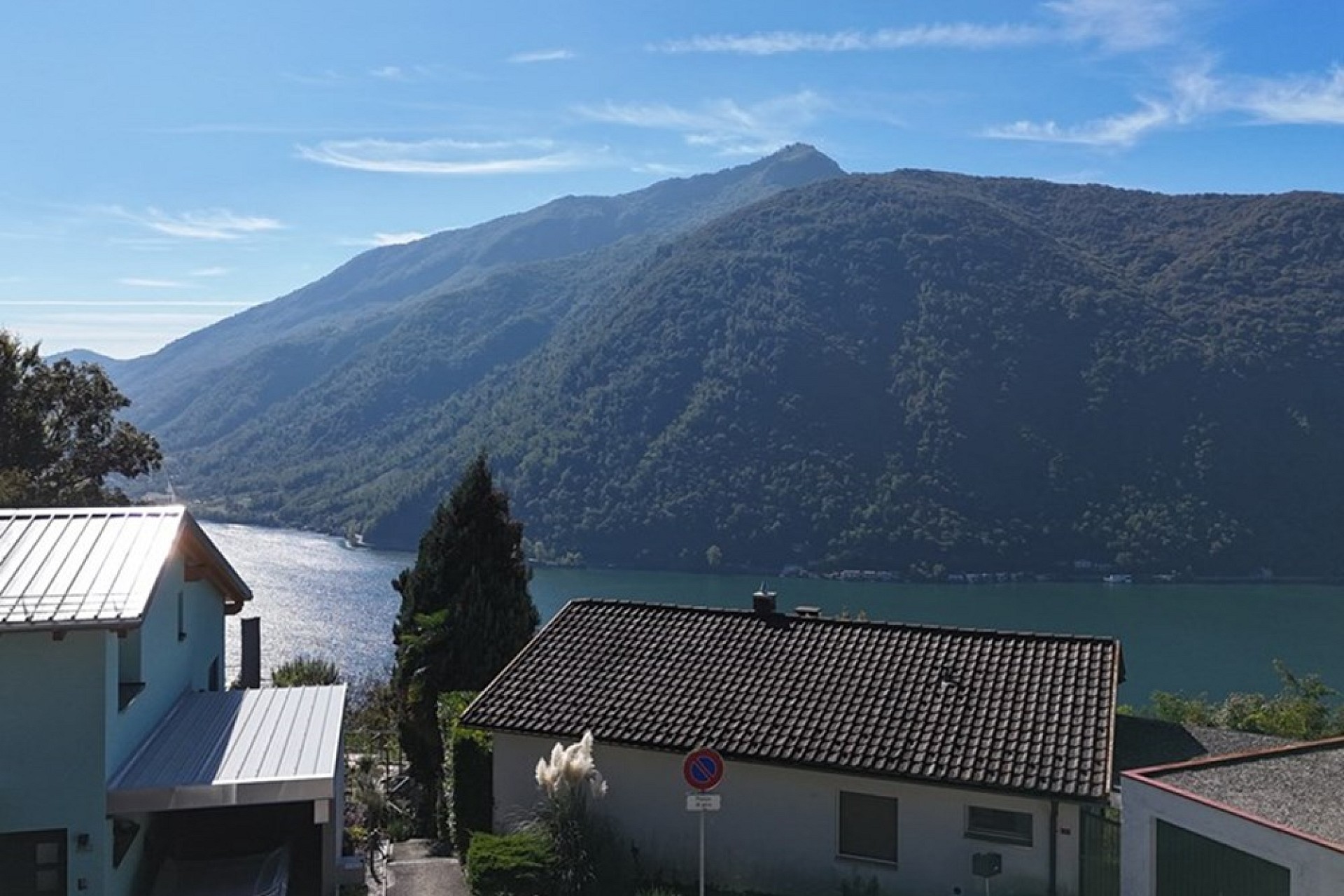 Seeblick mit Bergpanorama und Häusern